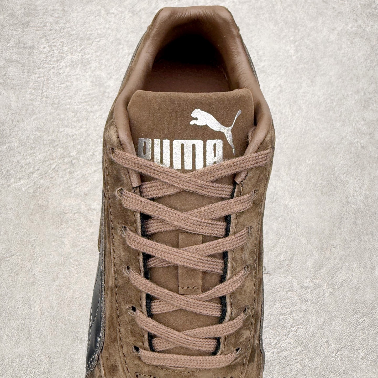 图片[5]-PUMA Speedca OG 彪马极速赛车系列低帮德训风拼接复古百搭休闲运动赛车鞋 鞋款从80、90年代赛车手所穿的防火赛车鞋为原型，鞋身线条模仿了赛车的流线廓形，体现了空气动力学原理的结构。简约流畅的外观，恰好又和贯穿其中的Formstrip Logo融合恰到好处，视觉上细节丰富且协调。本次Speedcat OG鞋款归来，最大看点自然式保留了窄版鞋型以及薄底构造。这两年各品牌鞋底越做越厚，Speedcat反其道而行之，上脚几乎无鞋底的效果带来耳目一新的视觉体验。鞋面依旧是以质感细腻的麂皮材质打造，并且大面积近乎全包裹的使用，复古味道也愈发浓烈。配色上更是将最原始的黑色和红色带回，向F1赛车队的标志性队服致敬。相信让各位一眼种草的更多是出挑的大红色，上脚即可瞬间点亮整体造型，在以球鞋为核心的OOTD中脱颖而出。而另一款黑色则是低调的万金油，彰显新潮个性的同时又不喧宾夺主，也是热爱简约系穿搭朋友的首选。 尺码：35.5 36 37 37.5 38 38.5 39 40 40.5 41 42 42.5 43 44 44.5 45-选品中心