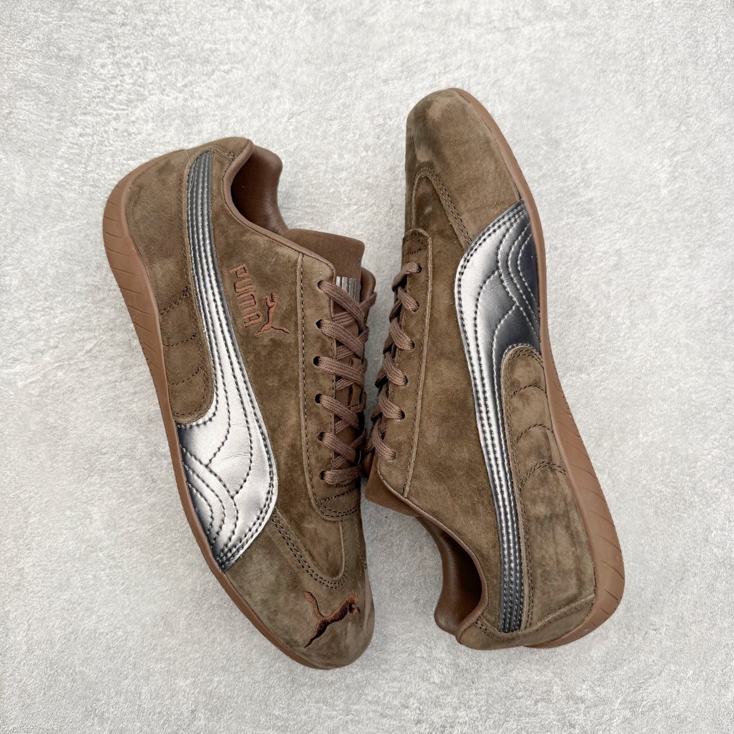 图片[3]-PUMA Speedca OG 彪马极速赛车系列低帮德训风拼接复古百搭休闲运动赛车鞋 鞋款从80、90年代赛车手所穿的防火赛车鞋为原型，鞋身线条模仿了赛车的流线廓形，体现了空气动力学原理的结构。简约流畅的外观，恰好又和贯穿其中的Formstrip Logo融合恰到好处，视觉上细节丰富且协调。本次Speedcat OG鞋款归来，最大看点自然式保留了窄版鞋型以及薄底构造。这两年各品牌鞋底越做越厚，Speedcat反其道而行之，上脚几乎无鞋底的效果带来耳目一新的视觉体验。鞋面依旧是以质感细腻的麂皮材质打造，并且大面积近乎全包裹的使用，复古味道也愈发浓烈。配色上更是将最原始的黑色和红色带回，向F1赛车队的标志性队服致敬。相信让各位一眼种草的更多是出挑的大红色，上脚即可瞬间点亮整体造型，在以球鞋为核心的OOTD中脱颖而出。而另一款黑色则是低调的万金油，彰显新潮个性的同时又不喧宾夺主，也是热爱简约系穿搭朋友的首选。 尺码：35.5 36 37 37.5 38 38.5 39 40 40.5 41 42 42.5 43 44 44.5 45-选品中心