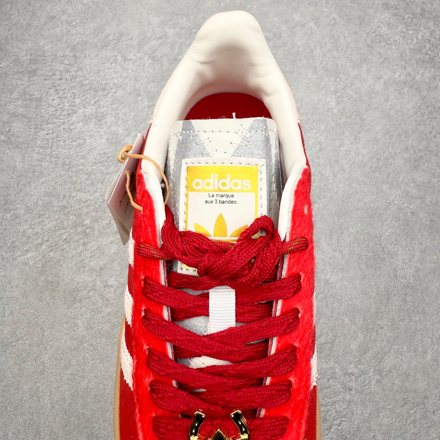 图片[5]-＃纯原 AD Originals Gazelle Bold W 羚羊松糕系列复古百搭厚底增高低帮休闲运动板鞋 KJ4293 新的一年就要换新的打扮啦！除了设定变美、健身、减肥等目标外，你已经可以利用鞋子来“偷偷改善身材比例”的愿望了！ 因为有一句话。身高不够。鞋子来凑~赶快入手以下各大运动品牌最新推出的“厚底增高运动鞋”吧。 是最好穿最百搭的长腿神器。 重点是……不仅价格不错～鞋子也不错啊！Originals的Gazelle Bold鞋款打造出「超厚底版本」！延续流线鞋型、经典麂皮材质、白色三条线和侧面烫金标志的复古外型，奶油白鞋底高度直接乘3，出门搭上它，保证一路步步高升。尺码：36 36⅔ 37⅓ 38 38⅔ 39⅓ 40-选品中心