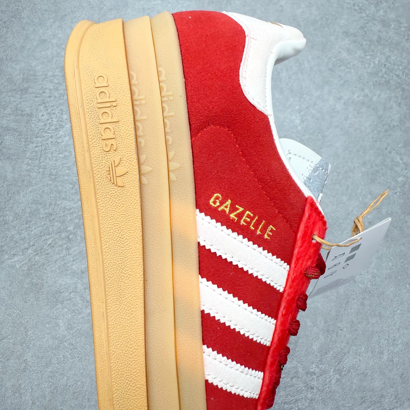 图片[6]-＃纯原 AD Originals Gazelle Bold W 羚羊松糕系列复古百搭厚底增高低帮休闲运动板鞋 KJ4293 新的一年就要换新的打扮啦！除了设定变美、健身、减肥等目标外，你已经可以利用鞋子来“偷偷改善身材比例”的愿望了！ 因为有一句话。身高不够。鞋子来凑~赶快入手以下各大运动品牌最新推出的“厚底增高运动鞋”吧。 是最好穿最百搭的长腿神器。 重点是……不仅价格不错～鞋子也不错啊！Originals的Gazelle Bold鞋款打造出「超厚底版本」！延续流线鞋型、经典麂皮材质、白色三条线和侧面烫金标志的复古外型，奶油白鞋底高度直接乘3，出门搭上它，保证一路步步高升。尺码：36 36⅔ 37⅓ 38 38⅔ 39⅓ 40-选品中心