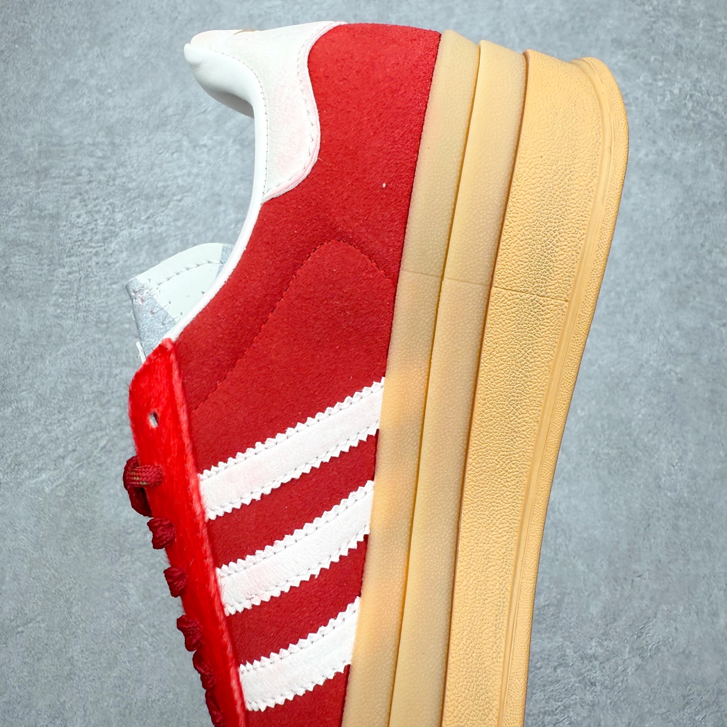 图片[7]-＃纯原 AD Originals Gazelle Bold W 羚羊松糕系列复古百搭厚底增高低帮休闲运动板鞋 KJ4293 新的一年就要换新的打扮啦！除了设定变美、健身、减肥等目标外，你已经可以利用鞋子来“偷偷改善身材比例”的愿望了！ 因为有一句话。身高不够。鞋子来凑~赶快入手以下各大运动品牌最新推出的“厚底增高运动鞋”吧。 是最好穿最百搭的长腿神器。 重点是……不仅价格不错～鞋子也不错啊！Originals的Gazelle Bold鞋款打造出「超厚底版本」！延续流线鞋型、经典麂皮材质、白色三条线和侧面烫金标志的复古外型，奶油白鞋底高度直接乘3，出门搭上它，保证一路步步高升。尺码：36 36⅔ 37⅓ 38 38⅔ 39⅓ 40-选品中心