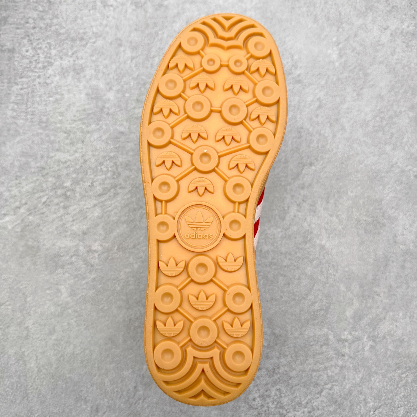 图片[9]-＃纯原 AD Originals Gazelle Bold W 羚羊松糕系列复古百搭厚底增高低帮休闲运动板鞋 KJ4293 新的一年就要换新的打扮啦！除了设定变美、健身、减肥等目标外，你已经可以利用鞋子来“偷偷改善身材比例”的愿望了！ 因为有一句话。身高不够。鞋子来凑~赶快入手以下各大运动品牌最新推出的“厚底增高运动鞋”吧。 是最好穿最百搭的长腿神器。 重点是……不仅价格不错～鞋子也不错啊！Originals的Gazelle Bold鞋款打造出「超厚底版本」！延续流线鞋型、经典麂皮材质、白色三条线和侧面烫金标志的复古外型，奶油白鞋底高度直接乘3，出门搭上它，保证一路步步高升。尺码：36 36⅔ 37⅓ 38 38⅔ 39⅓ 40-选品中心