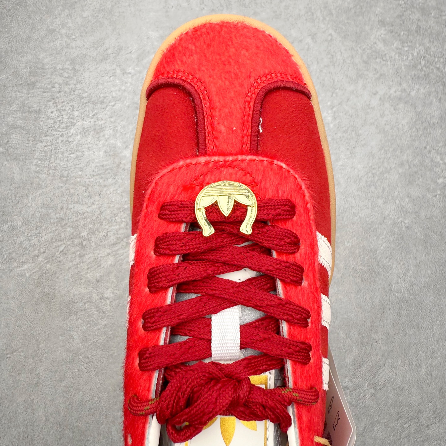 图片[4]-＃纯原 AD Originals Gazelle Bold W 羚羊松糕系列复古百搭厚底增高低帮休闲运动板鞋 KJ4293 新的一年就要换新的打扮啦！除了设定变美、健身、减肥等目标外，你已经可以利用鞋子来“偷偷改善身材比例”的愿望了！ 因为有一句话。身高不够。鞋子来凑~赶快入手以下各大运动品牌最新推出的“厚底增高运动鞋”吧。 是最好穿最百搭的长腿神器。 重点是……不仅价格不错～鞋子也不错啊！Originals的Gazelle Bold鞋款打造出「超厚底版本」！延续流线鞋型、经典麂皮材质、白色三条线和侧面烫金标志的复古外型，奶油白鞋底高度直接乘3，出门搭上它，保证一路步步高升。尺码：36 36⅔ 37⅓ 38 38⅔ 39⅓ 40-选品中心