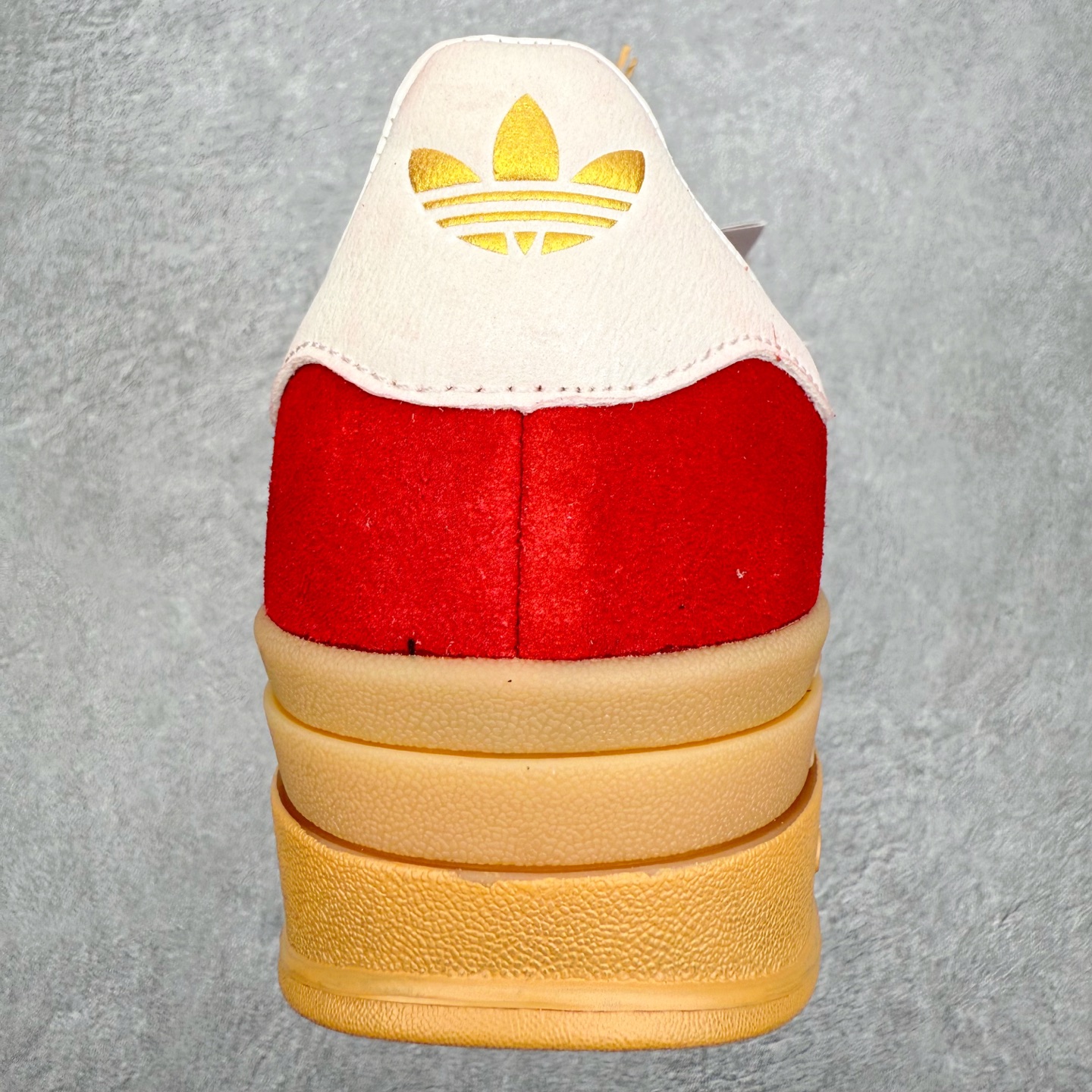 图片[8]-＃纯原 AD Originals Gazelle Bold W 羚羊松糕系列复古百搭厚底增高低帮休闲运动板鞋 KJ4293 新的一年就要换新的打扮啦！除了设定变美、健身、减肥等目标外，你已经可以利用鞋子来“偷偷改善身材比例”的愿望了！ 因为有一句话。身高不够。鞋子来凑~赶快入手以下各大运动品牌最新推出的“厚底增高运动鞋”吧。 是最好穿最百搭的长腿神器。 重点是……不仅价格不错～鞋子也不错啊！Originals的Gazelle Bold鞋款打造出「超厚底版本」！延续流线鞋型、经典麂皮材质、白色三条线和侧面烫金标志的复古外型，奶油白鞋底高度直接乘3，出门搭上它，保证一路步步高升。尺码：36 36⅔ 37⅓ 38 38⅔ 39⅓ 40-选品中心