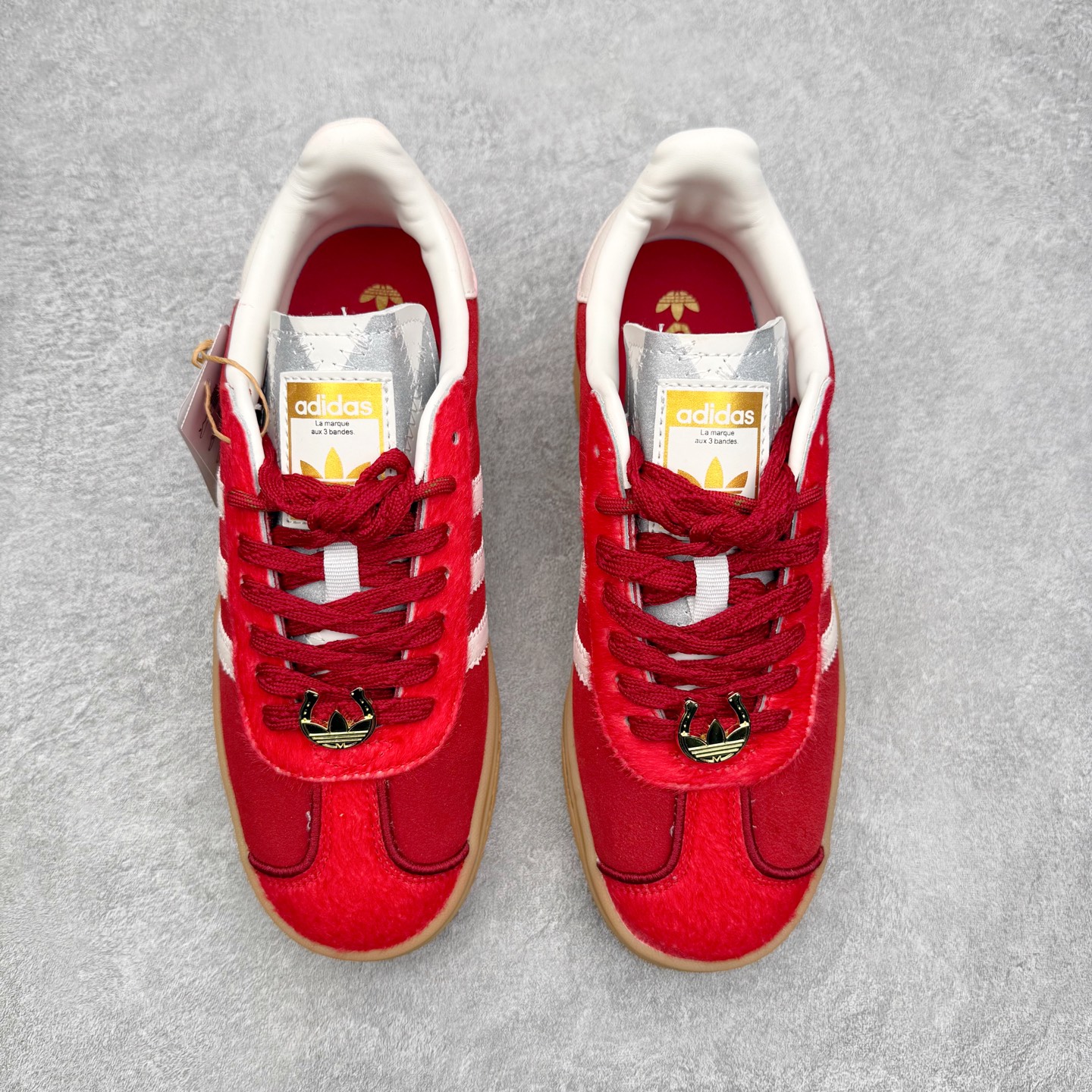 图片[2]-＃纯原 AD Originals Gazelle Bold W 羚羊松糕系列复古百搭厚底增高低帮休闲运动板鞋 KJ4293 新的一年就要换新的打扮啦！除了设定变美、健身、减肥等目标外，你已经可以利用鞋子来“偷偷改善身材比例”的愿望了！ 因为有一句话。身高不够。鞋子来凑~赶快入手以下各大运动品牌最新推出的“厚底增高运动鞋”吧。 是最好穿最百搭的长腿神器。 重点是……不仅价格不错～鞋子也不错啊！Originals的Gazelle Bold鞋款打造出「超厚底版本」！延续流线鞋型、经典麂皮材质、白色三条线和侧面烫金标志的复古外型，奶油白鞋底高度直接乘3，出门搭上它，保证一路步步高升。尺码：36 36⅔ 37⅓ 38 38⅔ 39⅓ 40-选品中心