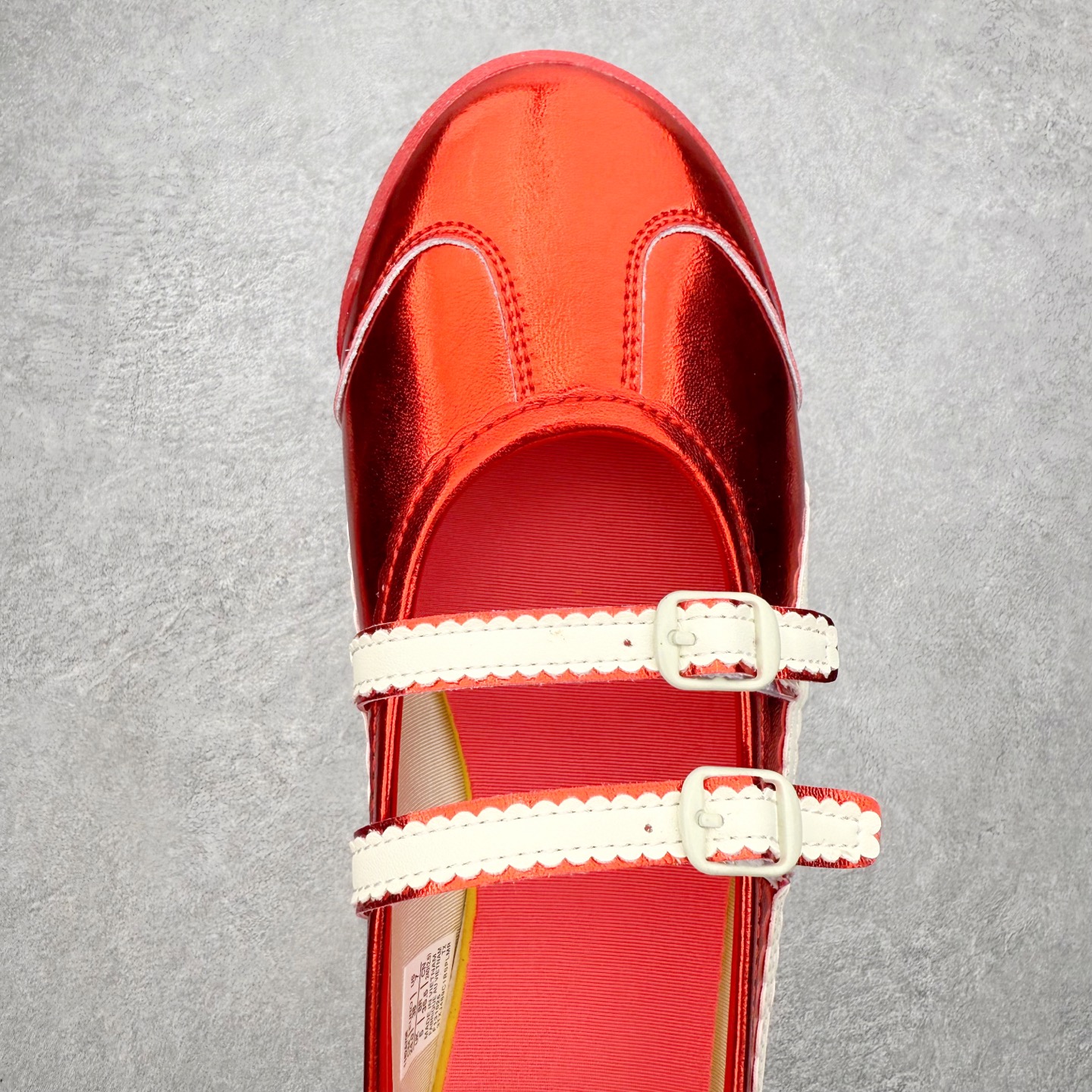 图片[4]-＃DT Onitsuka Tiger MEXICO TGRS 鬼冢虎平跟玛丽珍舞蹈鞋 款演绎芭蕾风潮整鞋以灰色亮面为主色调，搭配奶油色过渡，形成柔和的视觉层次，搭配标志性的双滑动扣带设计装饰，3秒完成松紧调节，呈现出轻盈且充满未来感的视觉效果。鞋侧标志性的虎爪纹搭配白色缝线与鞋头弧线巧妙呼应，波浪形边缘设计打破传统运动鞋的棱角感，既保证运动功能性，又延续了MEXICO 66系列特有的复古跑鞋基因。无论是日常出行还是运动场合，在光线下会折射出丝绸般的光晕，随手一拍就是赛博朋克大片既视感 尺码：36 37 37.5 38 39 39.5 40-选品中心