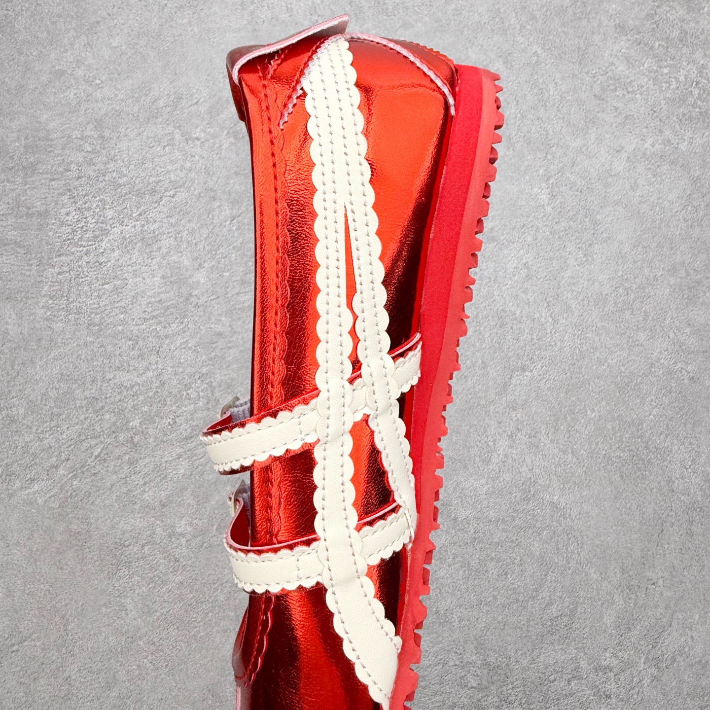 图片[7]-＃DT Onitsuka Tiger MEXICO TGRS 鬼冢虎平跟玛丽珍舞蹈鞋 款演绎芭蕾风潮整鞋以灰色亮面为主色调，搭配奶油色过渡，形成柔和的视觉层次，搭配标志性的双滑动扣带设计装饰，3秒完成松紧调节，呈现出轻盈且充满未来感的视觉效果。鞋侧标志性的虎爪纹搭配白色缝线与鞋头弧线巧妙呼应，波浪形边缘设计打破传统运动鞋的棱角感，既保证运动功能性，又延续了MEXICO 66系列特有的复古跑鞋基因。无论是日常出行还是运动场合，在光线下会折射出丝绸般的光晕，随手一拍就是赛博朋克大片既视感 尺码：36 37 37.5 38 39 39.5 40-选品中心