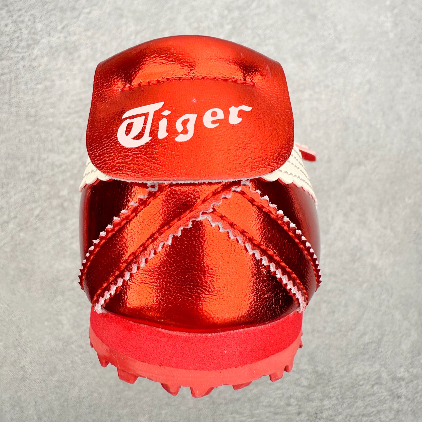 图片[8]-＃DT Onitsuka Tiger MEXICO TGRS 鬼冢虎平跟玛丽珍舞蹈鞋 款演绎芭蕾风潮整鞋以灰色亮面为主色调，搭配奶油色过渡，形成柔和的视觉层次，搭配标志性的双滑动扣带设计装饰，3秒完成松紧调节，呈现出轻盈且充满未来感的视觉效果。鞋侧标志性的虎爪纹搭配白色缝线与鞋头弧线巧妙呼应，波浪形边缘设计打破传统运动鞋的棱角感，既保证运动功能性，又延续了MEXICO 66系列特有的复古跑鞋基因。无论是日常出行还是运动场合，在光线下会折射出丝绸般的光晕，随手一拍就是赛博朋克大片既视感 尺码：36 37 37.5 38 39 39.5 40-选品中心