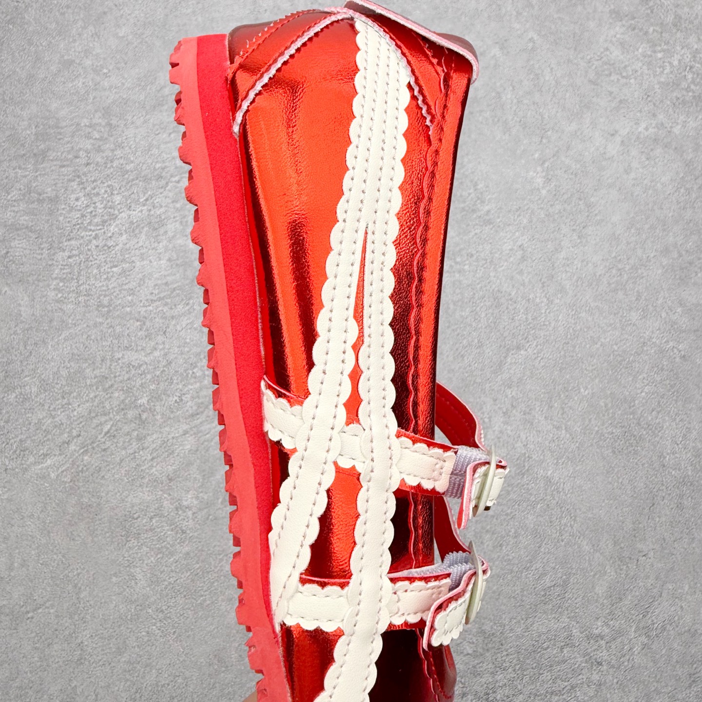 图片[6]-＃DT Onitsuka Tiger MEXICO TGRS 鬼冢虎平跟玛丽珍舞蹈鞋 款演绎芭蕾风潮整鞋以灰色亮面为主色调，搭配奶油色过渡，形成柔和的视觉层次，搭配标志性的双滑动扣带设计装饰，3秒完成松紧调节，呈现出轻盈且充满未来感的视觉效果。鞋侧标志性的虎爪纹搭配白色缝线与鞋头弧线巧妙呼应，波浪形边缘设计打破传统运动鞋的棱角感，既保证运动功能性，又延续了MEXICO 66系列特有的复古跑鞋基因。无论是日常出行还是运动场合，在光线下会折射出丝绸般的光晕，随手一拍就是赛博朋克大片既视感 尺码：36 37 37.5 38 39 39.5 40-选品中心