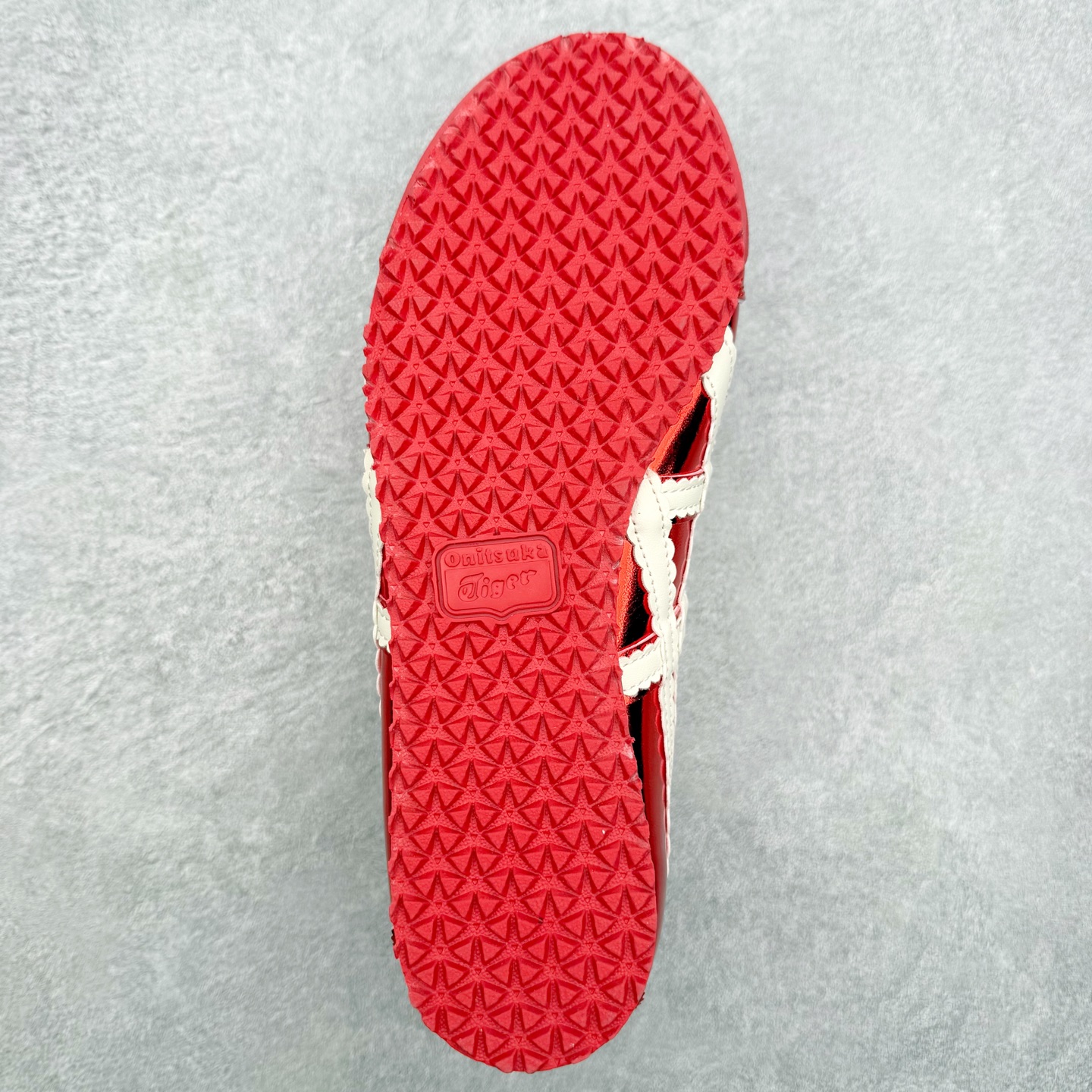 图片[9]-＃DT Onitsuka Tiger MEXICO TGRS 鬼冢虎平跟玛丽珍舞蹈鞋 款演绎芭蕾风潮整鞋以灰色亮面为主色调，搭配奶油色过渡，形成柔和的视觉层次，搭配标志性的双滑动扣带设计装饰，3秒完成松紧调节，呈现出轻盈且充满未来感的视觉效果。鞋侧标志性的虎爪纹搭配白色缝线与鞋头弧线巧妙呼应，波浪形边缘设计打破传统运动鞋的棱角感，既保证运动功能性，又延续了MEXICO 66系列特有的复古跑鞋基因。无论是日常出行还是运动场合，在光线下会折射出丝绸般的光晕，随手一拍就是赛博朋克大片既视感 尺码：36 37 37.5 38 39 39.5 40-选品中心