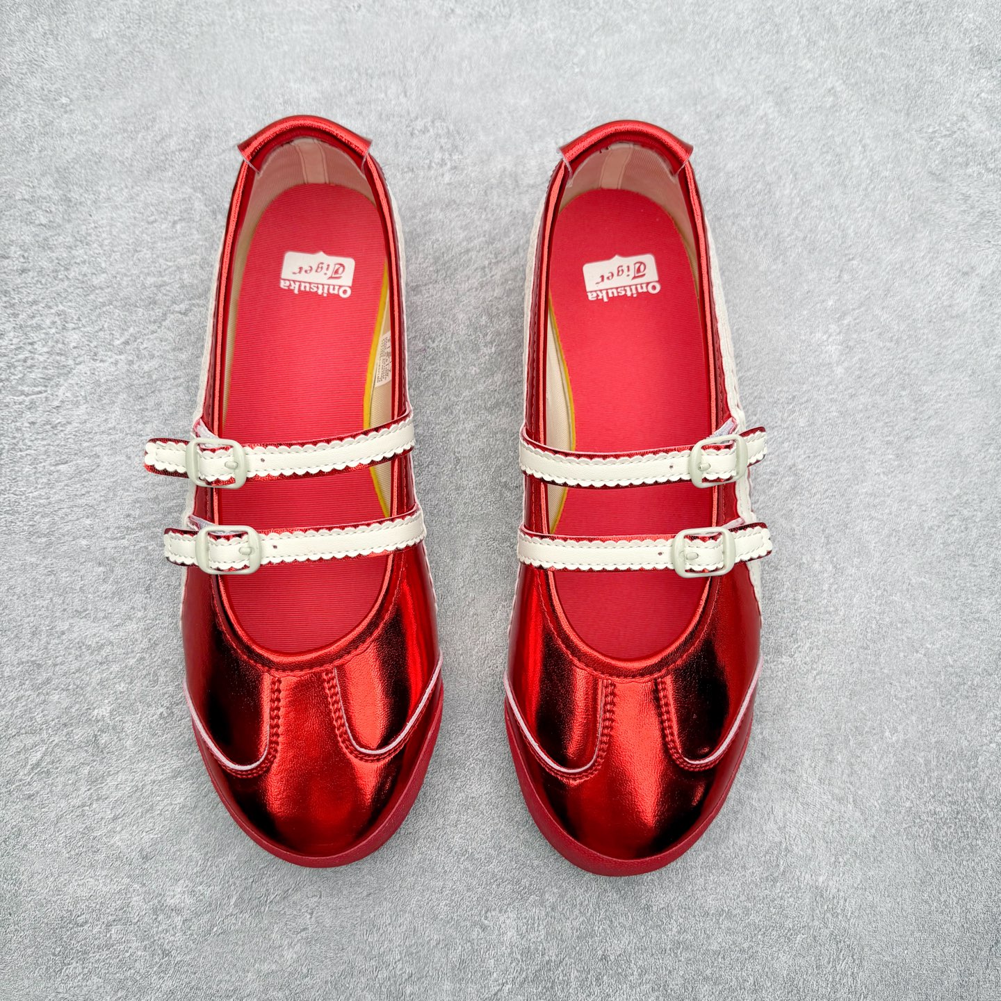 图片[2]-＃DT Onitsuka Tiger MEXICO TGRS 鬼冢虎平跟玛丽珍舞蹈鞋 款演绎芭蕾风潮整鞋以灰色亮面为主色调，搭配奶油色过渡，形成柔和的视觉层次，搭配标志性的双滑动扣带设计装饰，3秒完成松紧调节，呈现出轻盈且充满未来感的视觉效果。鞋侧标志性的虎爪纹搭配白色缝线与鞋头弧线巧妙呼应，波浪形边缘设计打破传统运动鞋的棱角感，既保证运动功能性，又延续了MEXICO 66系列特有的复古跑鞋基因。无论是日常出行还是运动场合，在光线下会折射出丝绸般的光晕，随手一拍就是赛博朋克大片既视感 尺码：36 37 37.5 38 39 39.5 40-选品中心