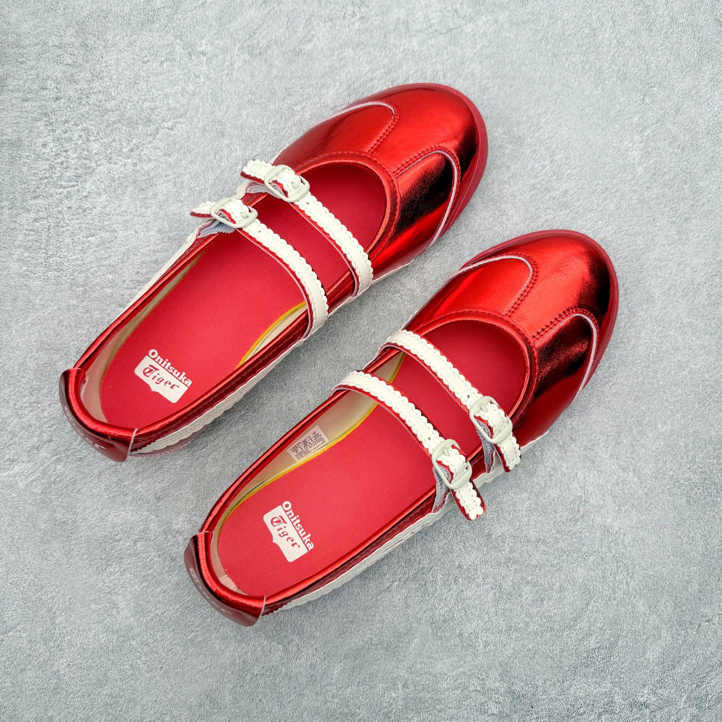 图片[3]-＃DT Onitsuka Tiger MEXICO TGRS 鬼冢虎平跟玛丽珍舞蹈鞋 款演绎芭蕾风潮整鞋以灰色亮面为主色调，搭配奶油色过渡，形成柔和的视觉层次，搭配标志性的双滑动扣带设计装饰，3秒完成松紧调节，呈现出轻盈且充满未来感的视觉效果。鞋侧标志性的虎爪纹搭配白色缝线与鞋头弧线巧妙呼应，波浪形边缘设计打破传统运动鞋的棱角感，既保证运动功能性，又延续了MEXICO 66系列特有的复古跑鞋基因。无论是日常出行还是运动场合，在光线下会折射出丝绸般的光晕，随手一拍就是赛博朋克大片既视感 尺码：36 37 37.5 38 39 39.5 40-选品中心