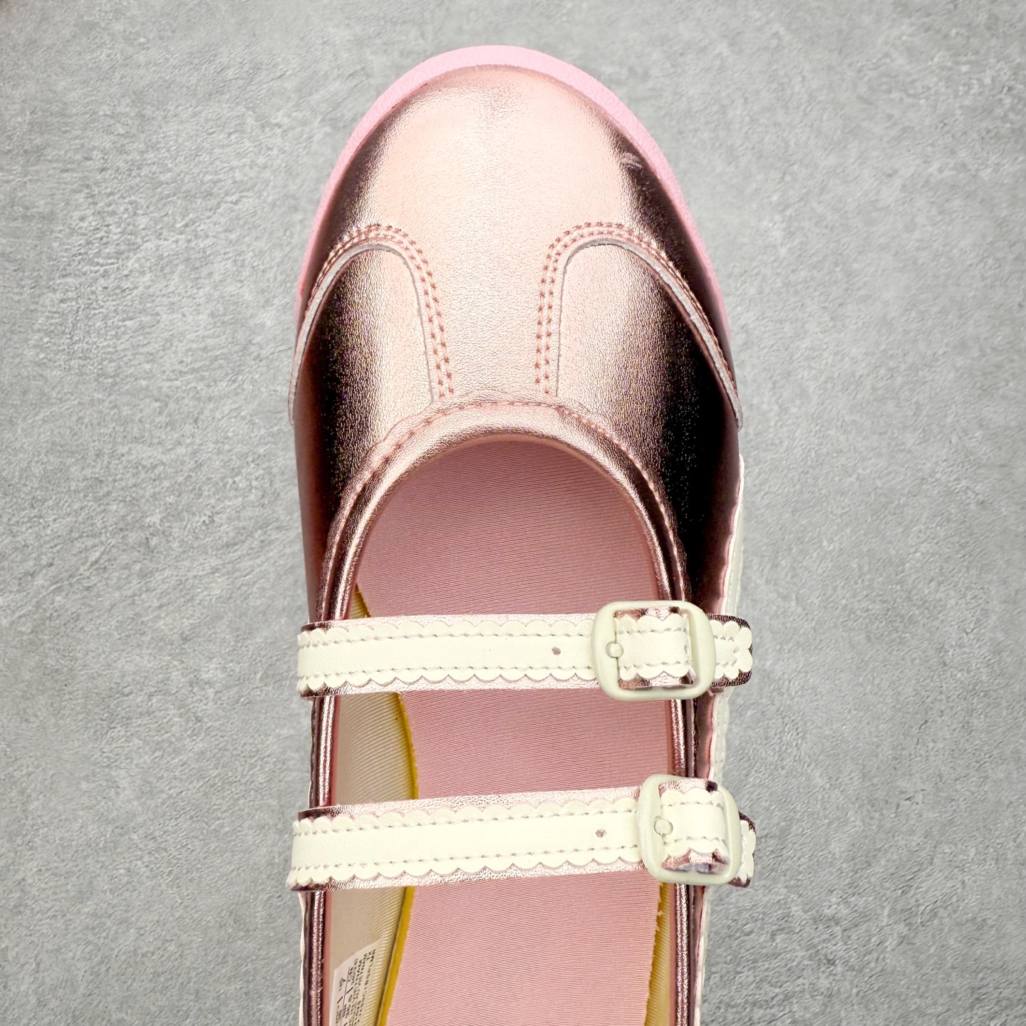 图片[4]-＃DT Onitsuka Tiger MEXICO TGRS 鬼冢虎平跟玛丽珍舞蹈鞋 款演绎芭蕾风潮整鞋以灰色亮面为主色调，搭配奶油色过渡，形成柔和的视觉层次，搭配标志性的双滑动扣带设计装饰，3秒完成松紧调节，呈现出轻盈且充满未来感的视觉效果。鞋侧标志性的虎爪纹搭配白色缝线与鞋头弧线巧妙呼应，波浪形边缘设计打破传统运动鞋的棱角感，既保证运动功能性，又延续了MEXICO 66系列特有的复古跑鞋基因。无论是日常出行还是运动场合，在光线下会折射出丝绸般的光晕，随手一拍就是赛博朋克大片既视感 尺码：36 37 37.5 38 39 39.5 40-选品中心