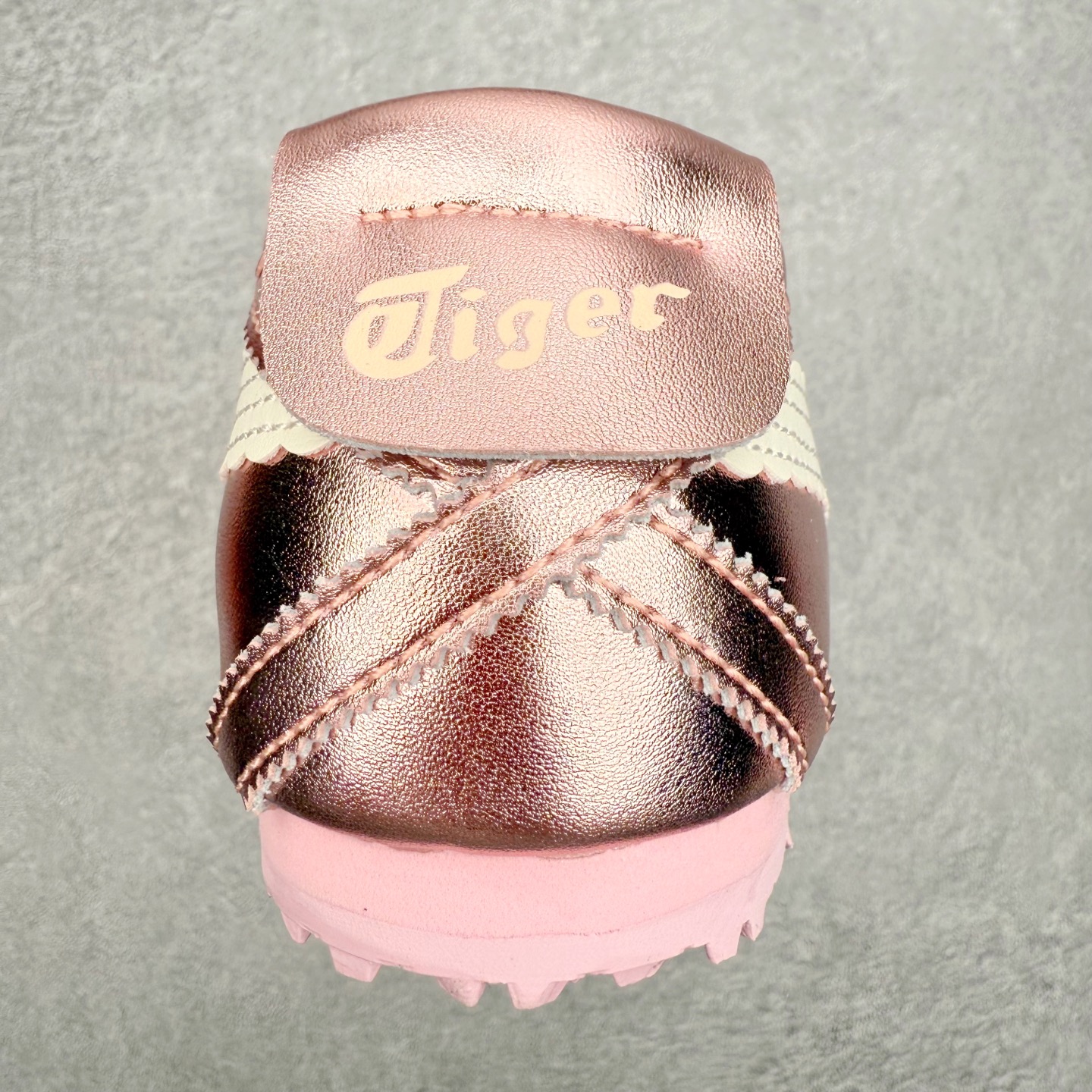 图片[8]-＃DT Onitsuka Tiger MEXICO TGRS 鬼冢虎平跟玛丽珍舞蹈鞋 款演绎芭蕾风潮整鞋以灰色亮面为主色调，搭配奶油色过渡，形成柔和的视觉层次，搭配标志性的双滑动扣带设计装饰，3秒完成松紧调节，呈现出轻盈且充满未来感的视觉效果。鞋侧标志性的虎爪纹搭配白色缝线与鞋头弧线巧妙呼应，波浪形边缘设计打破传统运动鞋的棱角感，既保证运动功能性，又延续了MEXICO 66系列特有的复古跑鞋基因。无论是日常出行还是运动场合，在光线下会折射出丝绸般的光晕，随手一拍就是赛博朋克大片既视感 尺码：36 37 37.5 38 39 39.5 40-选品中心