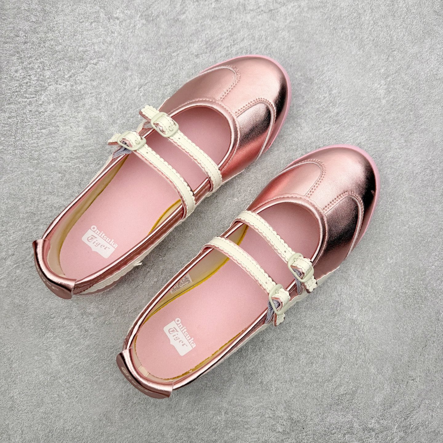 图片[3]-＃DT Onitsuka Tiger MEXICO TGRS 鬼冢虎平跟玛丽珍舞蹈鞋 款演绎芭蕾风潮整鞋以灰色亮面为主色调，搭配奶油色过渡，形成柔和的视觉层次，搭配标志性的双滑动扣带设计装饰，3秒完成松紧调节，呈现出轻盈且充满未来感的视觉效果。鞋侧标志性的虎爪纹搭配白色缝线与鞋头弧线巧妙呼应，波浪形边缘设计打破传统运动鞋的棱角感，既保证运动功能性，又延续了MEXICO 66系列特有的复古跑鞋基因。无论是日常出行还是运动场合，在光线下会折射出丝绸般的光晕，随手一拍就是赛博朋克大片既视感 尺码：36 37 37.5 38 39 39.5 40-选品中心