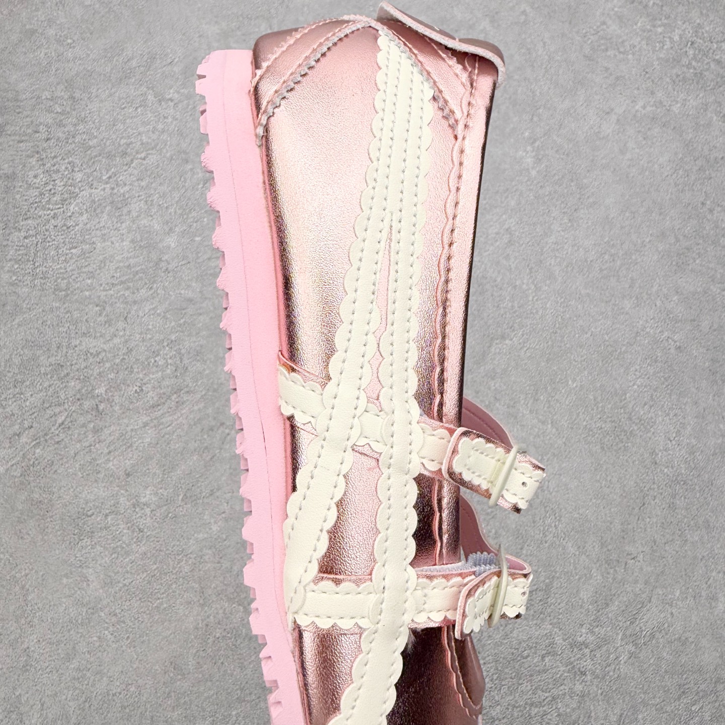 图片[6]-＃DT Onitsuka Tiger MEXICO TGRS 鬼冢虎平跟玛丽珍舞蹈鞋 款演绎芭蕾风潮整鞋以灰色亮面为主色调，搭配奶油色过渡，形成柔和的视觉层次，搭配标志性的双滑动扣带设计装饰，3秒完成松紧调节，呈现出轻盈且充满未来感的视觉效果。鞋侧标志性的虎爪纹搭配白色缝线与鞋头弧线巧妙呼应，波浪形边缘设计打破传统运动鞋的棱角感，既保证运动功能性，又延续了MEXICO 66系列特有的复古跑鞋基因。无论是日常出行还是运动场合，在光线下会折射出丝绸般的光晕，随手一拍就是赛博朋克大片既视感 尺码：36 37 37.5 38 39 39.5 40-选品中心