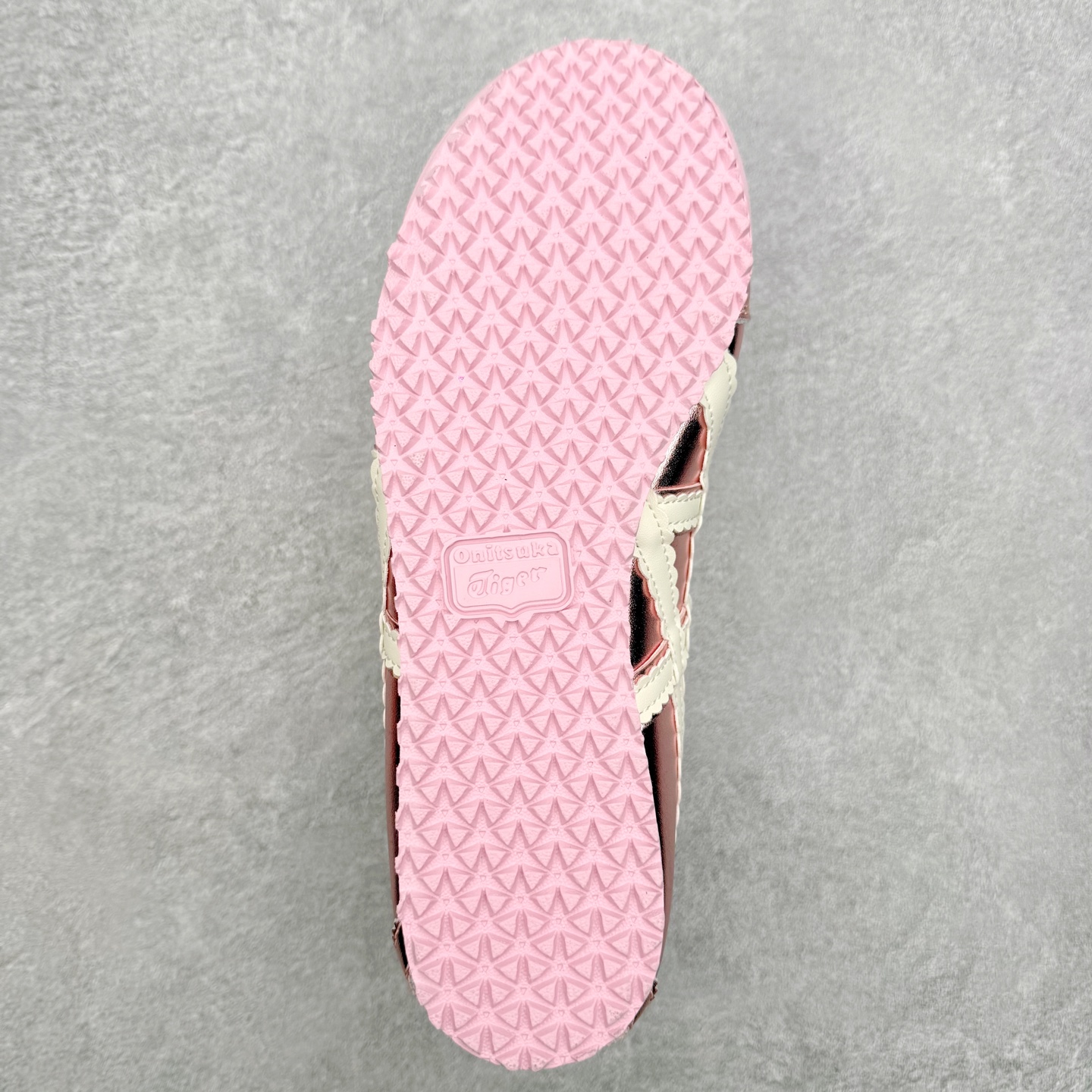 图片[9]-＃DT Onitsuka Tiger MEXICO TGRS 鬼冢虎平跟玛丽珍舞蹈鞋 款演绎芭蕾风潮整鞋以灰色亮面为主色调，搭配奶油色过渡，形成柔和的视觉层次，搭配标志性的双滑动扣带设计装饰，3秒完成松紧调节，呈现出轻盈且充满未来感的视觉效果。鞋侧标志性的虎爪纹搭配白色缝线与鞋头弧线巧妙呼应，波浪形边缘设计打破传统运动鞋的棱角感，既保证运动功能性，又延续了MEXICO 66系列特有的复古跑鞋基因。无论是日常出行还是运动场合，在光线下会折射出丝绸般的光晕，随手一拍就是赛博朋克大片既视感 尺码：36 37 37.5 38 39 39.5 40-选品中心