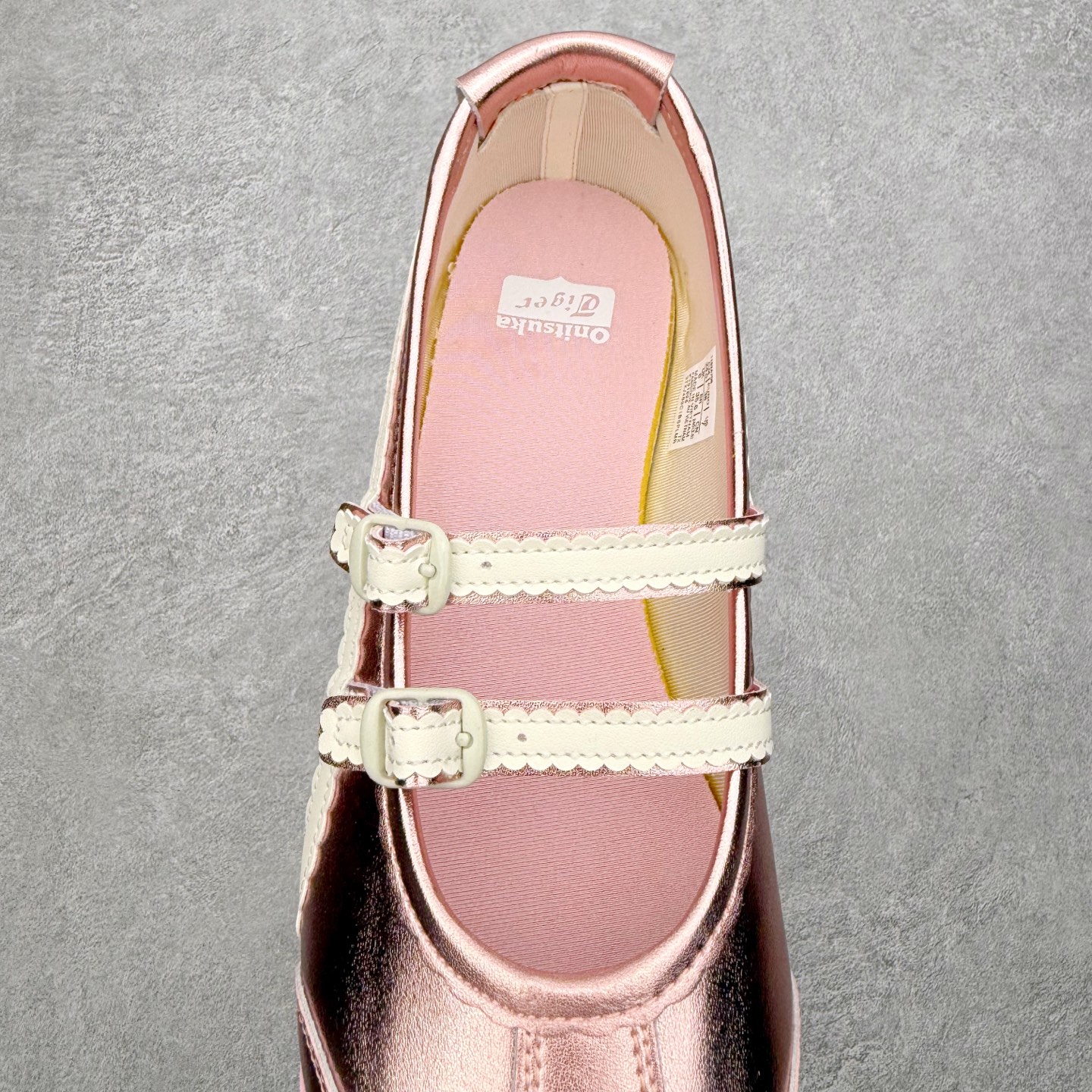 图片[5]-＃DT Onitsuka Tiger MEXICO TGRS 鬼冢虎平跟玛丽珍舞蹈鞋 款演绎芭蕾风潮整鞋以灰色亮面为主色调，搭配奶油色过渡，形成柔和的视觉层次，搭配标志性的双滑动扣带设计装饰，3秒完成松紧调节，呈现出轻盈且充满未来感的视觉效果。鞋侧标志性的虎爪纹搭配白色缝线与鞋头弧线巧妙呼应，波浪形边缘设计打破传统运动鞋的棱角感，既保证运动功能性，又延续了MEXICO 66系列特有的复古跑鞋基因。无论是日常出行还是运动场合，在光线下会折射出丝绸般的光晕，随手一拍就是赛博朋克大片既视感 尺码：36 37 37.5 38 39 39.5 40-选品中心