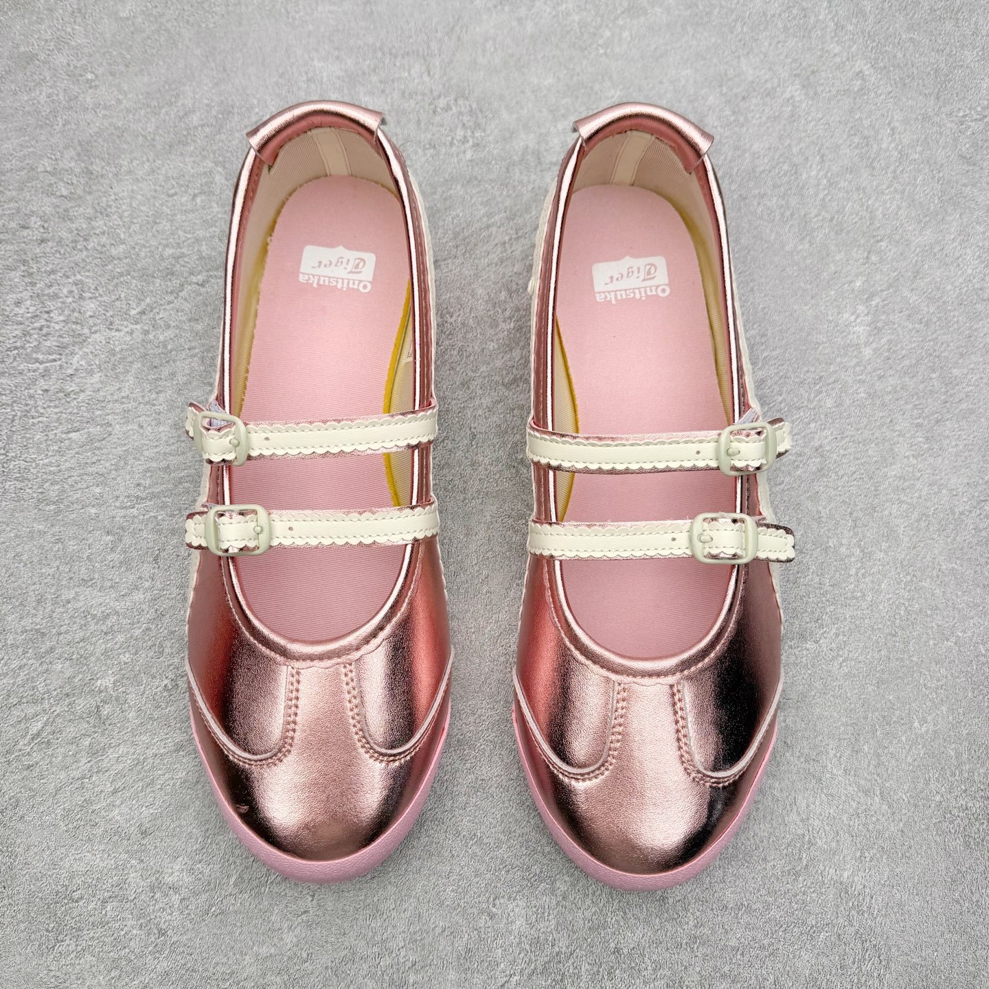 图片[2]-＃DT Onitsuka Tiger MEXICO TGRS 鬼冢虎平跟玛丽珍舞蹈鞋 款演绎芭蕾风潮整鞋以灰色亮面为主色调，搭配奶油色过渡，形成柔和的视觉层次，搭配标志性的双滑动扣带设计装饰，3秒完成松紧调节，呈现出轻盈且充满未来感的视觉效果。鞋侧标志性的虎爪纹搭配白色缝线与鞋头弧线巧妙呼应，波浪形边缘设计打破传统运动鞋的棱角感，既保证运动功能性，又延续了MEXICO 66系列特有的复古跑鞋基因。无论是日常出行还是运动场合，在光线下会折射出丝绸般的光晕，随手一拍就是赛博朋克大片既视感 尺码：36 37 37.5 38 39 39.5 40-选品中心