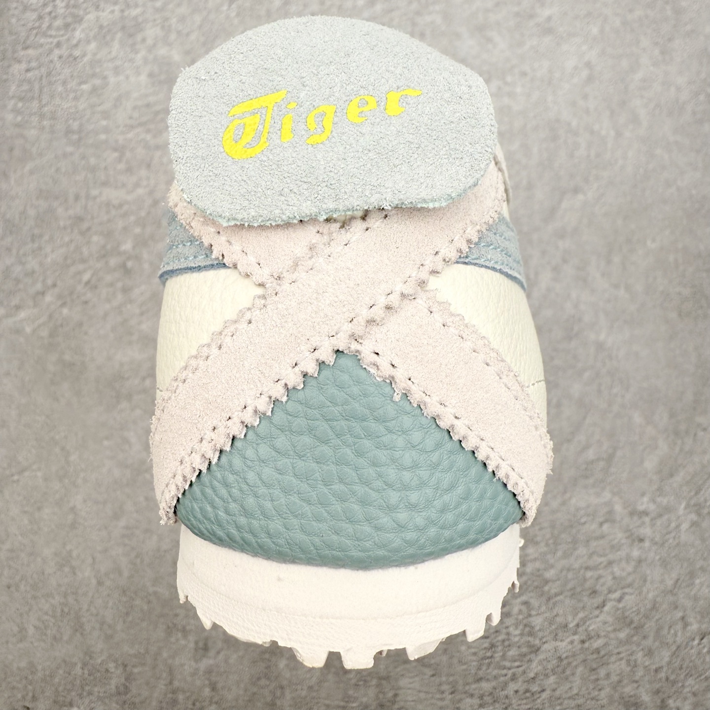 图片[8]-＃C版 Asics Onitsuka Tiger MEXICO 66 亚瑟士鬼冢虎复古经典板鞋 市场王者选手 海外订单工厂出品 长期生产补货永不断码 超成熟稳定的做工品控 原装全套纸板楦头开发 原汁原味 完美呈现版型 私模正确鞋底咬花纹路 一比一鞋头弧度高度鞋身弧度 绝不口嗨 细节品控鞋型随意秒杀市面 原档咬花纹路私模大底 一个单元有六个三角形 总体形拼接呈现花瓣状 官方四联吊牌 原装Ortholite轻量化鞋垫 原盒原配 质保卡 说明书 钢印防尘纸 纸板中底带钢印 乳胶组合鞋垫 支持全方位的对比专柜 产品从款式颜色造型上体现出追求舒适和细节的完美 鞋类更是推崇手工制作的严谨与完美 融舒适性与可穿性的设计风格 注重细节的完美和别致魅力 既保持稳重 又不失轻松的时尚感 尺码：36 37 37.5 38 39 39.5 40 40.5 41.5 42 42.5 43.5 44 45-选品中心