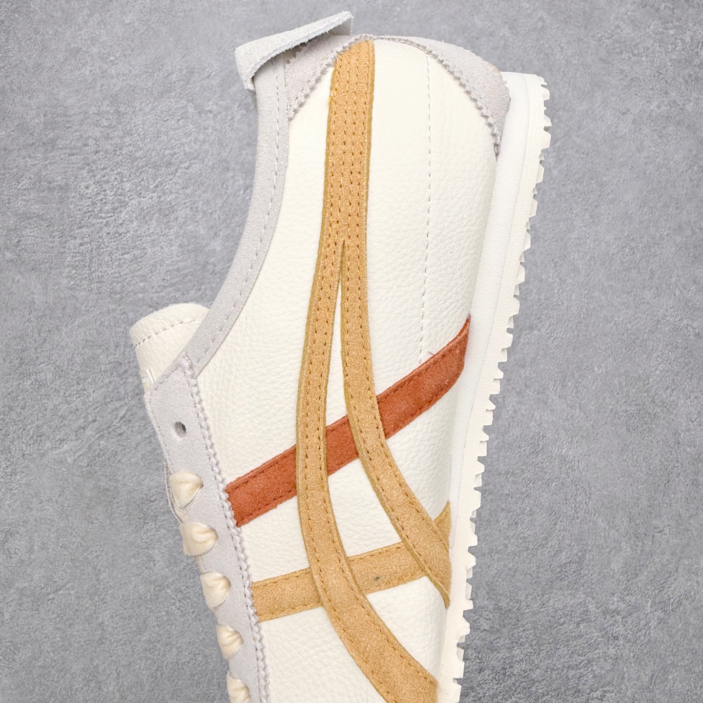 图片[7]-＃C版 Asics Onitsuka Tiger MEXICO 66 亚瑟士鬼冢虎复古经典板鞋 市场王者选手 海外订单工厂出品 长期生产补货永不断码 超成熟稳定的做工品控 原装全套纸板楦头开发 原汁原味 完美呈现版型 私模正确鞋底咬花纹路 一比一鞋头弧度高度鞋身弧度 绝不口嗨 细节品控鞋型随意秒杀市面 原档咬花纹路私模大底 一个单元有六个三角形 总体形拼接呈现花瓣状 官方四联吊牌 原装Ortholite轻量化鞋垫 原盒原配 质保卡 说明书 钢印防尘纸 纸板中底带钢印 乳胶组合鞋垫 支持全方位的对比专柜 产品从款式颜色造型上体现出追求舒适和细节的完美 鞋类更是推崇手工制作的严谨与完美 融舒适性与可穿性的设计风格 注重细节的完美和别致魅力 既保持稳重 又不失轻松的时尚感 尺码：36 37 37.5 38 39 39.5 40 40.5 41.5 42 42.5 43.5 44 45-选品中心