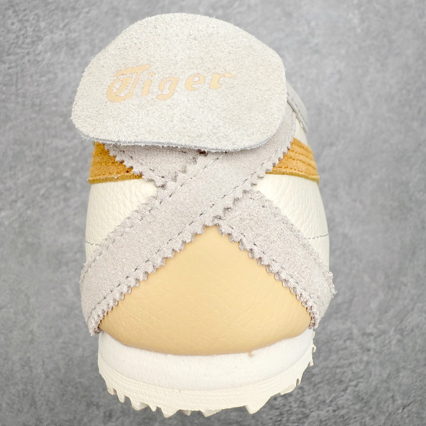 图片[8]-＃C版 Asics Onitsuka Tiger MEXICO 66 亚瑟士鬼冢虎复古经典板鞋 市场王者选手 海外订单工厂出品 长期生产补货永不断码 超成熟稳定的做工品控 原装全套纸板楦头开发 原汁原味 完美呈现版型 私模正确鞋底咬花纹路 一比一鞋头弧度高度鞋身弧度 绝不口嗨 细节品控鞋型随意秒杀市面 原档咬花纹路私模大底 一个单元有六个三角形 总体形拼接呈现花瓣状 官方四联吊牌 原装Ortholite轻量化鞋垫 原盒原配 质保卡 说明书 钢印防尘纸 纸板中底带钢印 乳胶组合鞋垫 支持全方位的对比专柜 产品从款式颜色造型上体现出追求舒适和细节的完美 鞋类更是推崇手工制作的严谨与完美 融舒适性与可穿性的设计风格 注重细节的完美和别致魅力 既保持稳重 又不失轻松的时尚感 尺码：36 37 37.5 38 39 39.5 40 40.5 41.5 42 42.5 43.5 44 45-选品中心