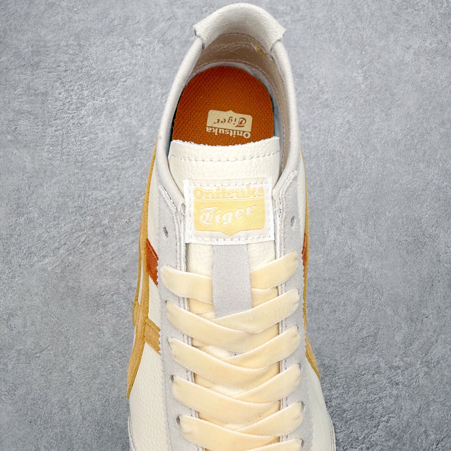 图片[5]-＃C版 Asics Onitsuka Tiger MEXICO 66 亚瑟士鬼冢虎复古经典板鞋 市场王者选手 海外订单工厂出品 长期生产补货永不断码 超成熟稳定的做工品控 原装全套纸板楦头开发 原汁原味 完美呈现版型 私模正确鞋底咬花纹路 一比一鞋头弧度高度鞋身弧度 绝不口嗨 细节品控鞋型随意秒杀市面 原档咬花纹路私模大底 一个单元有六个三角形 总体形拼接呈现花瓣状 官方四联吊牌 原装Ortholite轻量化鞋垫 原盒原配 质保卡 说明书 钢印防尘纸 纸板中底带钢印 乳胶组合鞋垫 支持全方位的对比专柜 产品从款式颜色造型上体现出追求舒适和细节的完美 鞋类更是推崇手工制作的严谨与完美 融舒适性与可穿性的设计风格 注重细节的完美和别致魅力 既保持稳重 又不失轻松的时尚感 尺码：36 37 37.5 38 39 39.5 40 40.5 41.5 42 42.5 43.5 44 45-选品中心