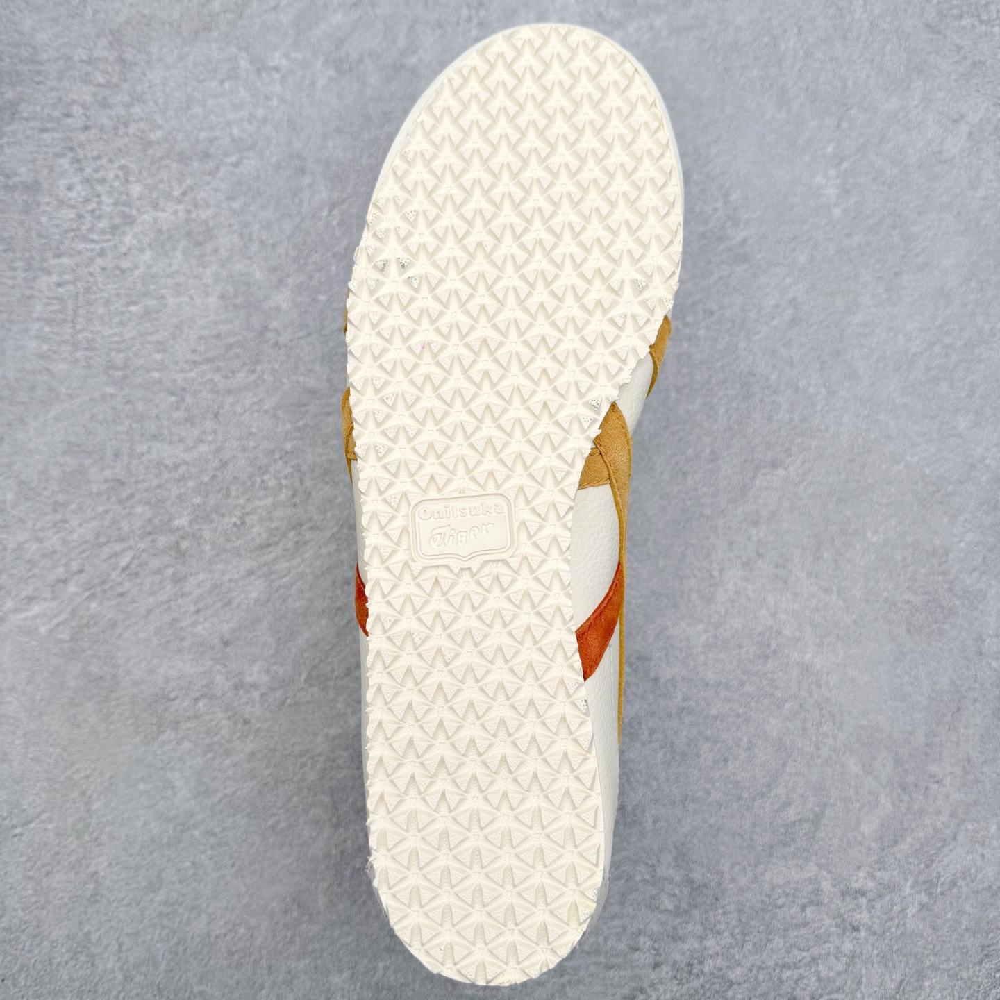 图片[9]-＃C版 Asics Onitsuka Tiger MEXICO 66 亚瑟士鬼冢虎复古经典板鞋 市场王者选手 海外订单工厂出品 长期生产补货永不断码 超成熟稳定的做工品控 原装全套纸板楦头开发 原汁原味 完美呈现版型 私模正确鞋底咬花纹路 一比一鞋头弧度高度鞋身弧度 绝不口嗨 细节品控鞋型随意秒杀市面 原档咬花纹路私模大底 一个单元有六个三角形 总体形拼接呈现花瓣状 官方四联吊牌 原装Ortholite轻量化鞋垫 原盒原配 质保卡 说明书 钢印防尘纸 纸板中底带钢印 乳胶组合鞋垫 支持全方位的对比专柜 产品从款式颜色造型上体现出追求舒适和细节的完美 鞋类更是推崇手工制作的严谨与完美 融舒适性与可穿性的设计风格 注重细节的完美和别致魅力 既保持稳重 又不失轻松的时尚感 尺码：36 37 37.5 38 39 39.5 40 40.5 41.5 42 42.5 43.5 44 45-选品中心