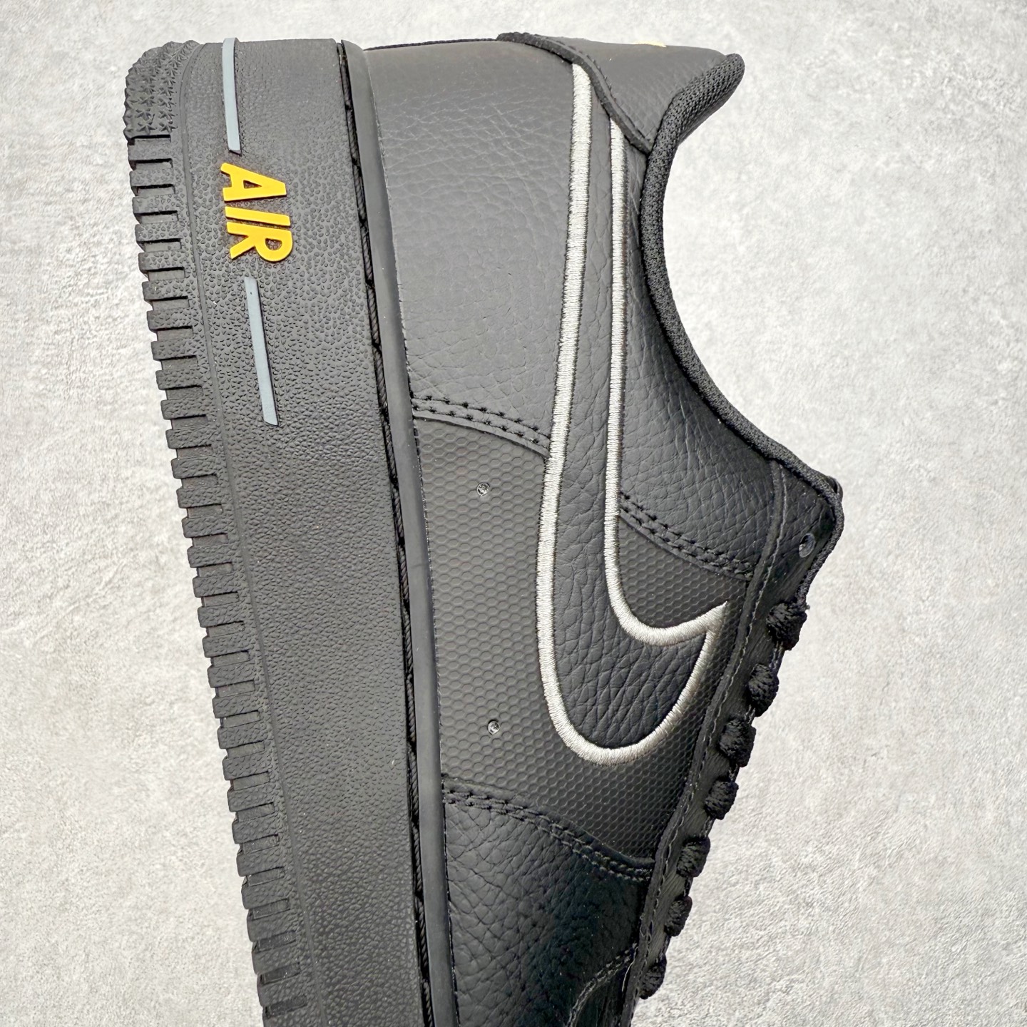 图片[6]-＃XT纯原 NK Air Force 1 Low 空军一号时尚舒适防滑耐磨低帮板鞋 IB7677-001 顶级批次 2022全新楦头鞋型 鱼鳞大底 历时开发三个月 清洁度完美 二维码鞋标 内置芯片及solo气垫 大底高度及其弧度依照正品 钢印 logo刺绣 鞋口弧度 鞋头长度 鞋面冲孔 鞋垫背胶及钢印 完美鞋型对比正品 每一处都是细节满满 柔软、弹性十足的缓震性能和出色的中底设计 横跨复古与现代的外型结合 造就出风靡全球 三十多年的Force 1 直到今天还深受青睐 实拍调校N版已经零色差零失真 百分百还原实物色彩所见即所得 不存在货不对板色差等低级问题 选购参考实物拍摄 不混卖不参货 只用心做好货严格选品 承诺混一赔十 尺码：36 36.5 37.5 38 38.5 39 40 40.5 41 42 42.5 43 44 44.5 45-选品中心