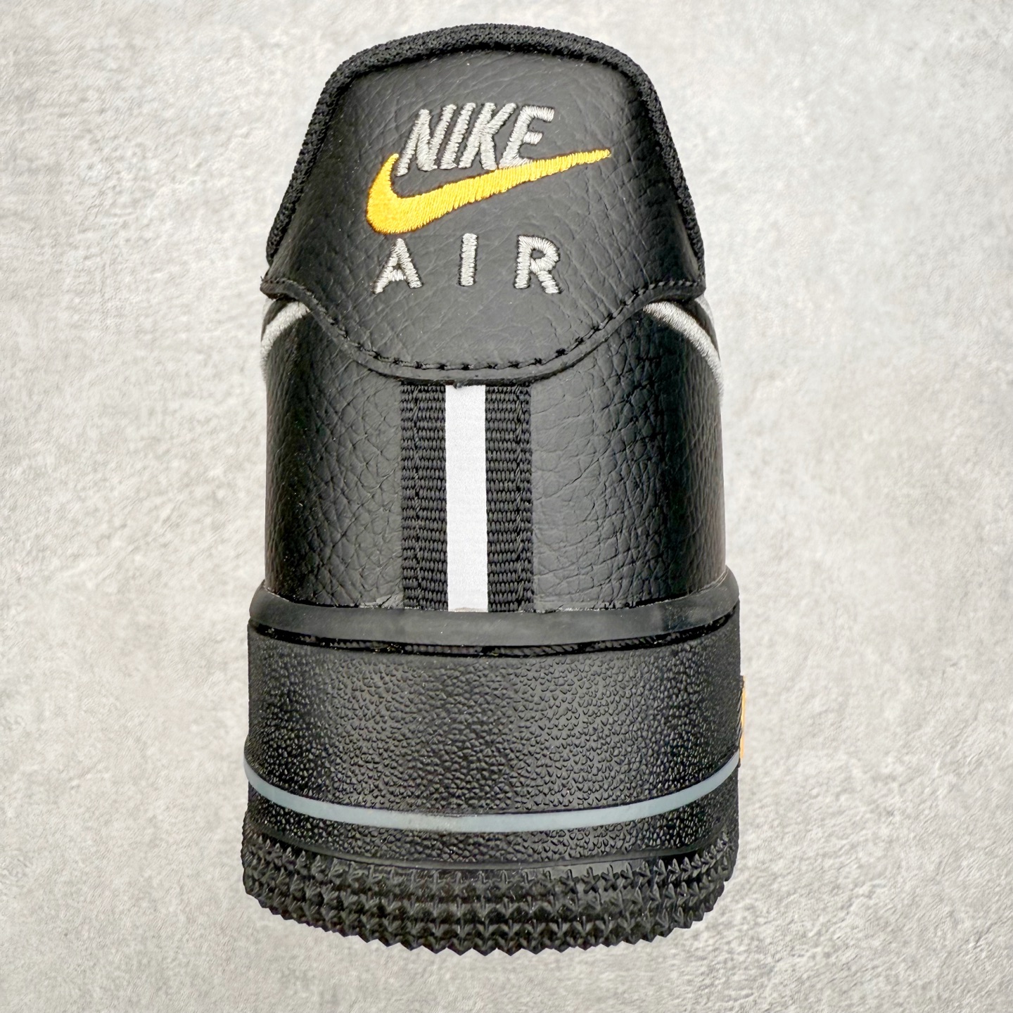 图片[8]-＃XT纯原 NK Air Force 1 Low 空军一号时尚舒适防滑耐磨低帮板鞋 IB7677-001 顶级批次 2022全新楦头鞋型 鱼鳞大底 历时开发三个月 清洁度完美 二维码鞋标 内置芯片及solo气垫 大底高度及其弧度依照正品 钢印 logo刺绣 鞋口弧度 鞋头长度 鞋面冲孔 鞋垫背胶及钢印 完美鞋型对比正品 每一处都是细节满满 柔软、弹性十足的缓震性能和出色的中底设计 横跨复古与现代的外型结合 造就出风靡全球 三十多年的Force 1 直到今天还深受青睐 实拍调校N版已经零色差零失真 百分百还原实物色彩所见即所得 不存在货不对板色差等低级问题 选购参考实物拍摄 不混卖不参货 只用心做好货严格选品 承诺混一赔十 尺码：36 36.5 37.5 38 38.5 39 40 40.5 41 42 42.5 43 44 44.5 45-选品中心