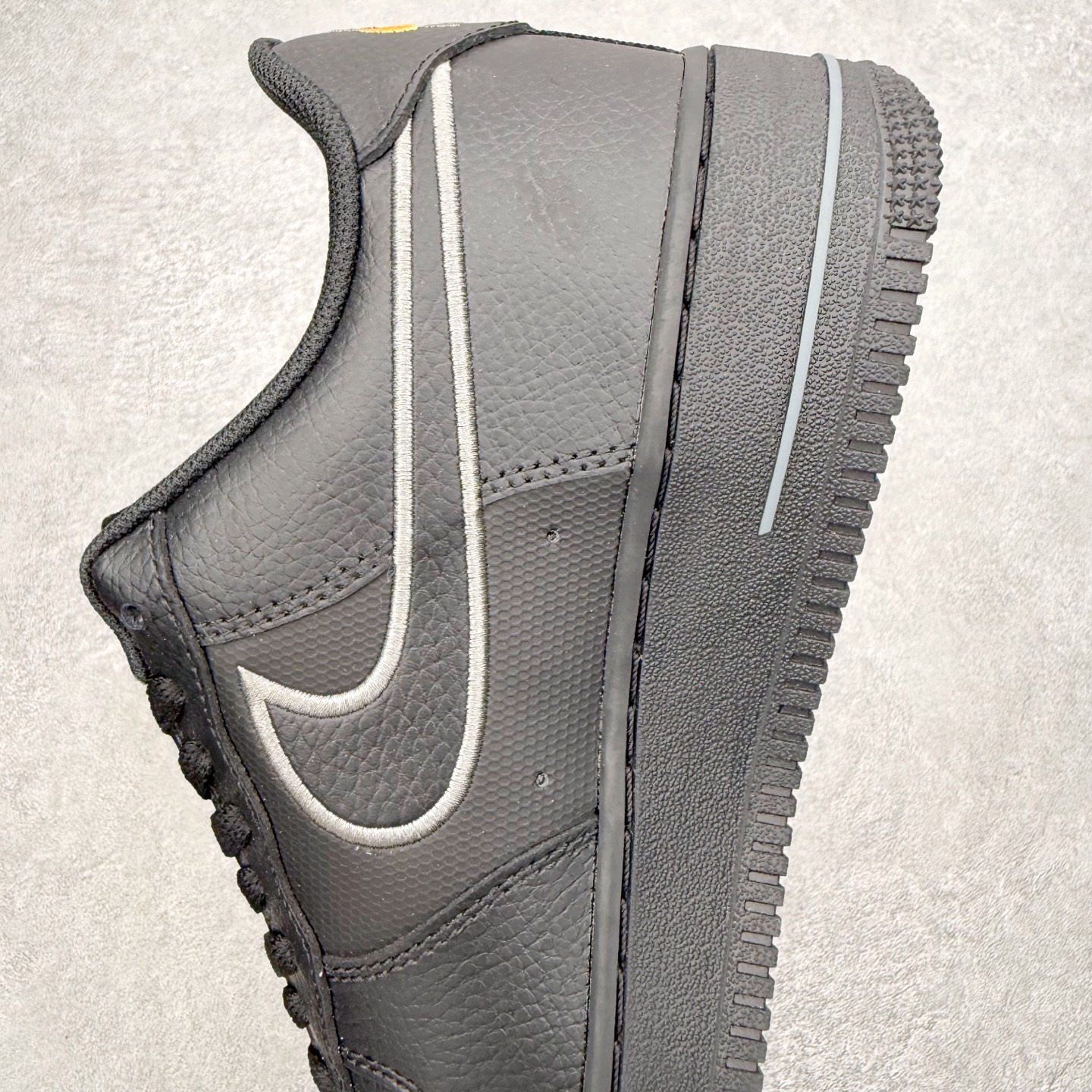 图片[7]-＃XT纯原 NK Air Force 1 Low 空军一号时尚舒适防滑耐磨低帮板鞋 IB7677-001 顶级批次 2022全新楦头鞋型 鱼鳞大底 历时开发三个月 清洁度完美 二维码鞋标 内置芯片及solo气垫 大底高度及其弧度依照正品 钢印 logo刺绣 鞋口弧度 鞋头长度 鞋面冲孔 鞋垫背胶及钢印 完美鞋型对比正品 每一处都是细节满满 柔软、弹性十足的缓震性能和出色的中底设计 横跨复古与现代的外型结合 造就出风靡全球 三十多年的Force 1 直到今天还深受青睐 实拍调校N版已经零色差零失真 百分百还原实物色彩所见即所得 不存在货不对板色差等低级问题 选购参考实物拍摄 不混卖不参货 只用心做好货严格选品 承诺混一赔十 尺码：36 36.5 37.5 38 38.5 39 40 40.5 41 42 42.5 43 44 44.5 45-选品中心