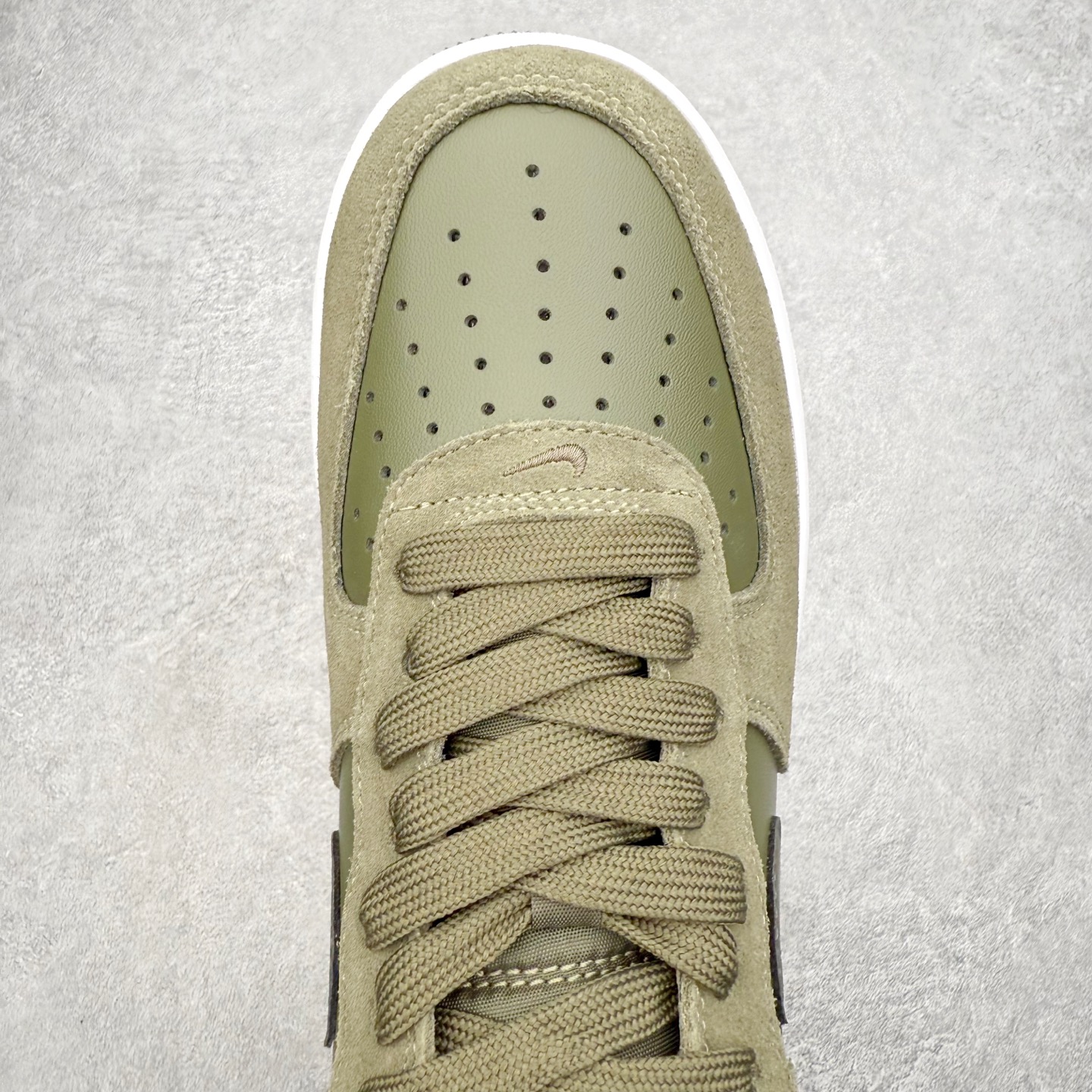 图片[4]-＃XT纯原 NK Air Force 1 Low 空军一号时尚舒适防滑耐磨低帮板鞋 IB6388-200 顶级批次 2022全新楦头鞋型 鱼鳞大底 历时开发三个月 清洁度完美 二维码鞋标 内置芯片及solo气垫 大底高度及其弧度依照正品 钢印 logo刺绣 鞋口弧度 鞋头长度 鞋面冲孔 鞋垫背胶及钢印 完美鞋型对比正品 每一处都是细节满满 柔软、弹性十足的缓震性能和出色的中底设计 横跨复古与现代的外型结合 造就出风靡全球 三十多年的Force 1 直到今天还深受青睐 实拍调校N版已经零色差零失真 百分百还原实物色彩所见即所得 不存在货不对板色差等低级问题 选购参考实物拍摄 不混卖不参货 只用心做好货严格选品 承诺混一赔十 尺码：36 36.5 37.5 38 38.5 39 40 40.5 41 42 42.5 43 44 44.5 45-选品中心