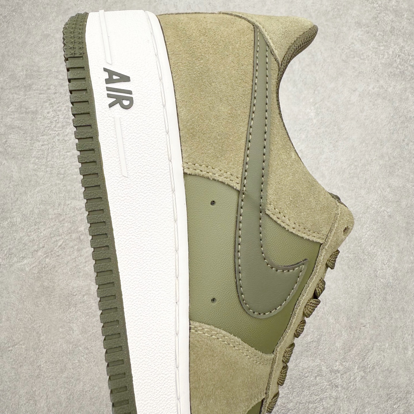 图片[6]-＃XT纯原 NK Air Force 1 Low 空军一号时尚舒适防滑耐磨低帮板鞋 IB6388-200 顶级批次 2022全新楦头鞋型 鱼鳞大底 历时开发三个月 清洁度完美 二维码鞋标 内置芯片及solo气垫 大底高度及其弧度依照正品 钢印 logo刺绣 鞋口弧度 鞋头长度 鞋面冲孔 鞋垫背胶及钢印 完美鞋型对比正品 每一处都是细节满满 柔软、弹性十足的缓震性能和出色的中底设计 横跨复古与现代的外型结合 造就出风靡全球 三十多年的Force 1 直到今天还深受青睐 实拍调校N版已经零色差零失真 百分百还原实物色彩所见即所得 不存在货不对板色差等低级问题 选购参考实物拍摄 不混卖不参货 只用心做好货严格选品 承诺混一赔十 尺码：36 36.5 37.5 38 38.5 39 40 40.5 41 42 42.5 43 44 44.5 45-选品中心