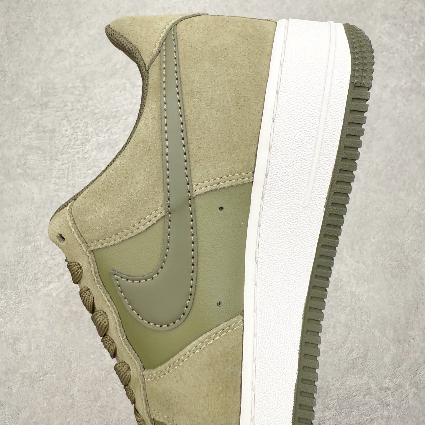 图片[7]-＃XT纯原 NK Air Force 1 Low 空军一号时尚舒适防滑耐磨低帮板鞋 IB6388-200 顶级批次 2022全新楦头鞋型 鱼鳞大底 历时开发三个月 清洁度完美 二维码鞋标 内置芯片及solo气垫 大底高度及其弧度依照正品 钢印 logo刺绣 鞋口弧度 鞋头长度 鞋面冲孔 鞋垫背胶及钢印 完美鞋型对比正品 每一处都是细节满满 柔软、弹性十足的缓震性能和出色的中底设计 横跨复古与现代的外型结合 造就出风靡全球 三十多年的Force 1 直到今天还深受青睐 实拍调校N版已经零色差零失真 百分百还原实物色彩所见即所得 不存在货不对板色差等低级问题 选购参考实物拍摄 不混卖不参货 只用心做好货严格选品 承诺混一赔十 尺码：36 36.5 37.5 38 38.5 39 40 40.5 41 42 42.5 43 44 44.5 45-选品中心