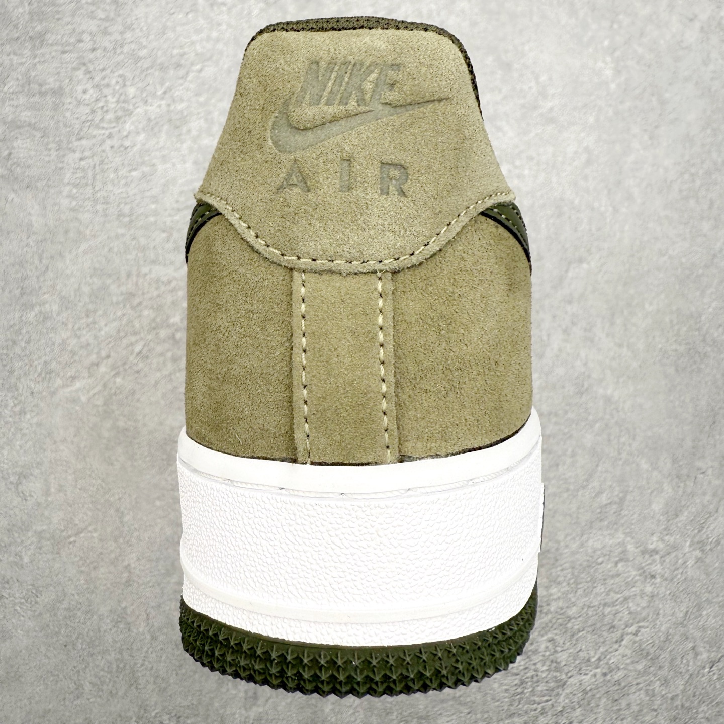 图片[8]-＃XT纯原 NK Air Force 1 Low 空军一号时尚舒适防滑耐磨低帮板鞋 IB6388-200 顶级批次 2022全新楦头鞋型 鱼鳞大底 历时开发三个月 清洁度完美 二维码鞋标 内置芯片及solo气垫 大底高度及其弧度依照正品 钢印 logo刺绣 鞋口弧度 鞋头长度 鞋面冲孔 鞋垫背胶及钢印 完美鞋型对比正品 每一处都是细节满满 柔软、弹性十足的缓震性能和出色的中底设计 横跨复古与现代的外型结合 造就出风靡全球 三十多年的Force 1 直到今天还深受青睐 实拍调校N版已经零色差零失真 百分百还原实物色彩所见即所得 不存在货不对板色差等低级问题 选购参考实物拍摄 不混卖不参货 只用心做好货严格选品 承诺混一赔十 尺码：36 36.5 37.5 38 38.5 39 40 40.5 41 42 42.5 43 44 44.5 45-选品中心