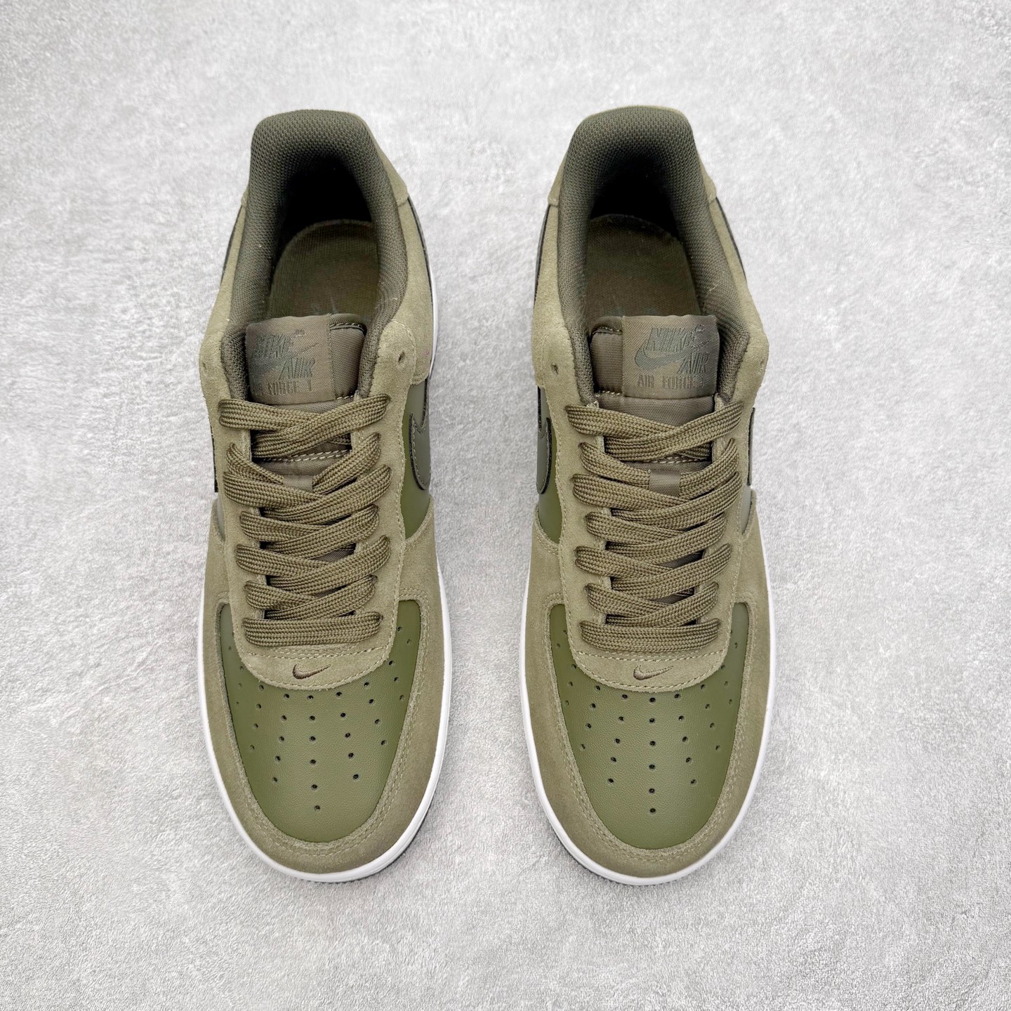 图片[2]-＃XT纯原 NK Air Force 1 Low 空军一号时尚舒适防滑耐磨低帮板鞋 IB6388-200 顶级批次 2022全新楦头鞋型 鱼鳞大底 历时开发三个月 清洁度完美 二维码鞋标 内置芯片及solo气垫 大底高度及其弧度依照正品 钢印 logo刺绣 鞋口弧度 鞋头长度 鞋面冲孔 鞋垫背胶及钢印 完美鞋型对比正品 每一处都是细节满满 柔软、弹性十足的缓震性能和出色的中底设计 横跨复古与现代的外型结合 造就出风靡全球 三十多年的Force 1 直到今天还深受青睐 实拍调校N版已经零色差零失真 百分百还原实物色彩所见即所得 不存在货不对板色差等低级问题 选购参考实物拍摄 不混卖不参货 只用心做好货严格选品 承诺混一赔十 尺码：36 36.5 37.5 38 38.5 39 40 40.5 41 42 42.5 43 44 44.5 45-选品中心