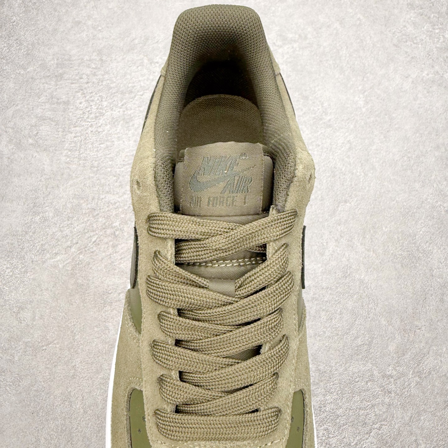 图片[5]-＃XT纯原 NK Air Force 1 Low 空军一号时尚舒适防滑耐磨低帮板鞋 IB6388-200 顶级批次 2022全新楦头鞋型 鱼鳞大底 历时开发三个月 清洁度完美 二维码鞋标 内置芯片及solo气垫 大底高度及其弧度依照正品 钢印 logo刺绣 鞋口弧度 鞋头长度 鞋面冲孔 鞋垫背胶及钢印 完美鞋型对比正品 每一处都是细节满满 柔软、弹性十足的缓震性能和出色的中底设计 横跨复古与现代的外型结合 造就出风靡全球 三十多年的Force 1 直到今天还深受青睐 实拍调校N版已经零色差零失真 百分百还原实物色彩所见即所得 不存在货不对板色差等低级问题 选购参考实物拍摄 不混卖不参货 只用心做好货严格选品 承诺混一赔十 尺码：36 36.5 37.5 38 38.5 39 40 40.5 41 42 42.5 43 44 44.5 45-选品中心