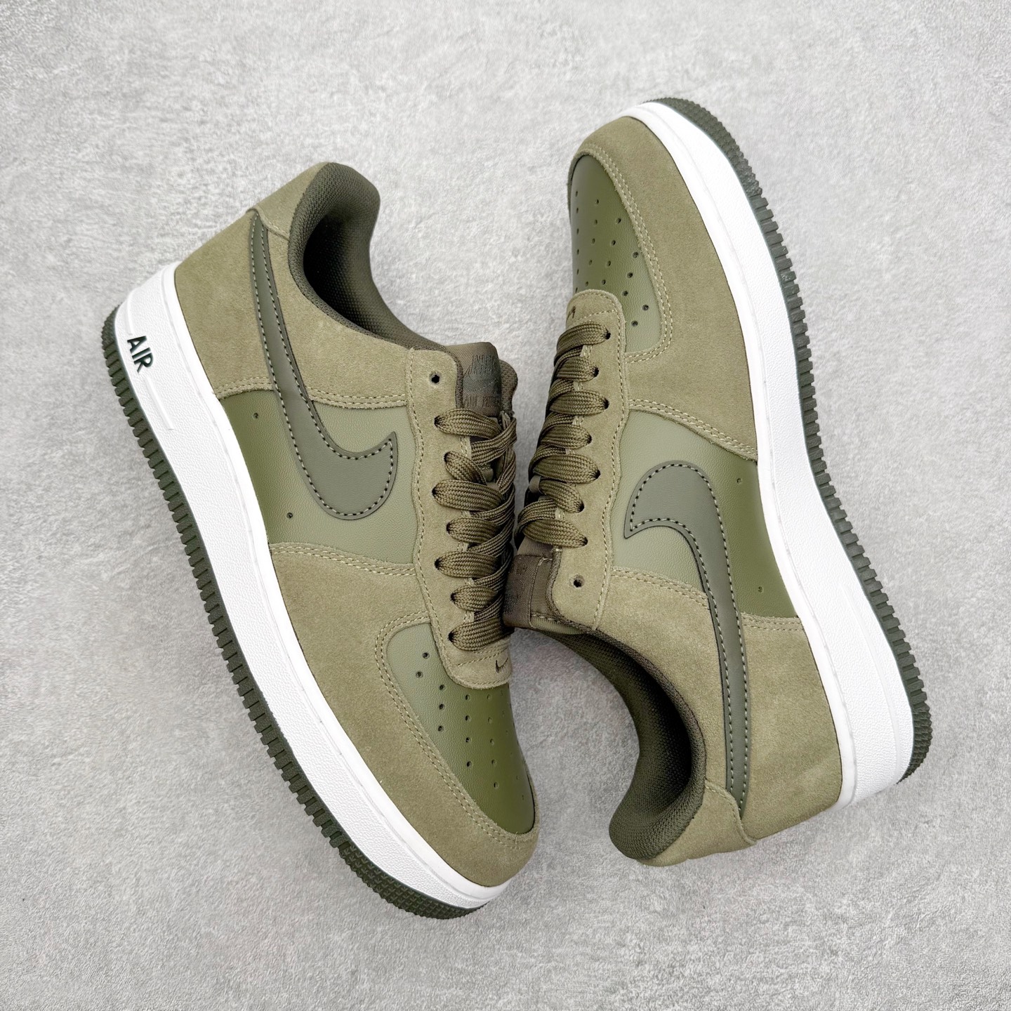 图片[3]-＃XT纯原 NK Air Force 1 Low 空军一号时尚舒适防滑耐磨低帮板鞋 IB6388-200 顶级批次 2022全新楦头鞋型 鱼鳞大底 历时开发三个月 清洁度完美 二维码鞋标 内置芯片及solo气垫 大底高度及其弧度依照正品 钢印 logo刺绣 鞋口弧度 鞋头长度 鞋面冲孔 鞋垫背胶及钢印 完美鞋型对比正品 每一处都是细节满满 柔软、弹性十足的缓震性能和出色的中底设计 横跨复古与现代的外型结合 造就出风靡全球 三十多年的Force 1 直到今天还深受青睐 实拍调校N版已经零色差零失真 百分百还原实物色彩所见即所得 不存在货不对板色差等低级问题 选购参考实物拍摄 不混卖不参货 只用心做好货严格选品 承诺混一赔十 尺码：36 36.5 37.5 38 38.5 39 40 40.5 41 42 42.5 43 44 44.5 45-选品中心