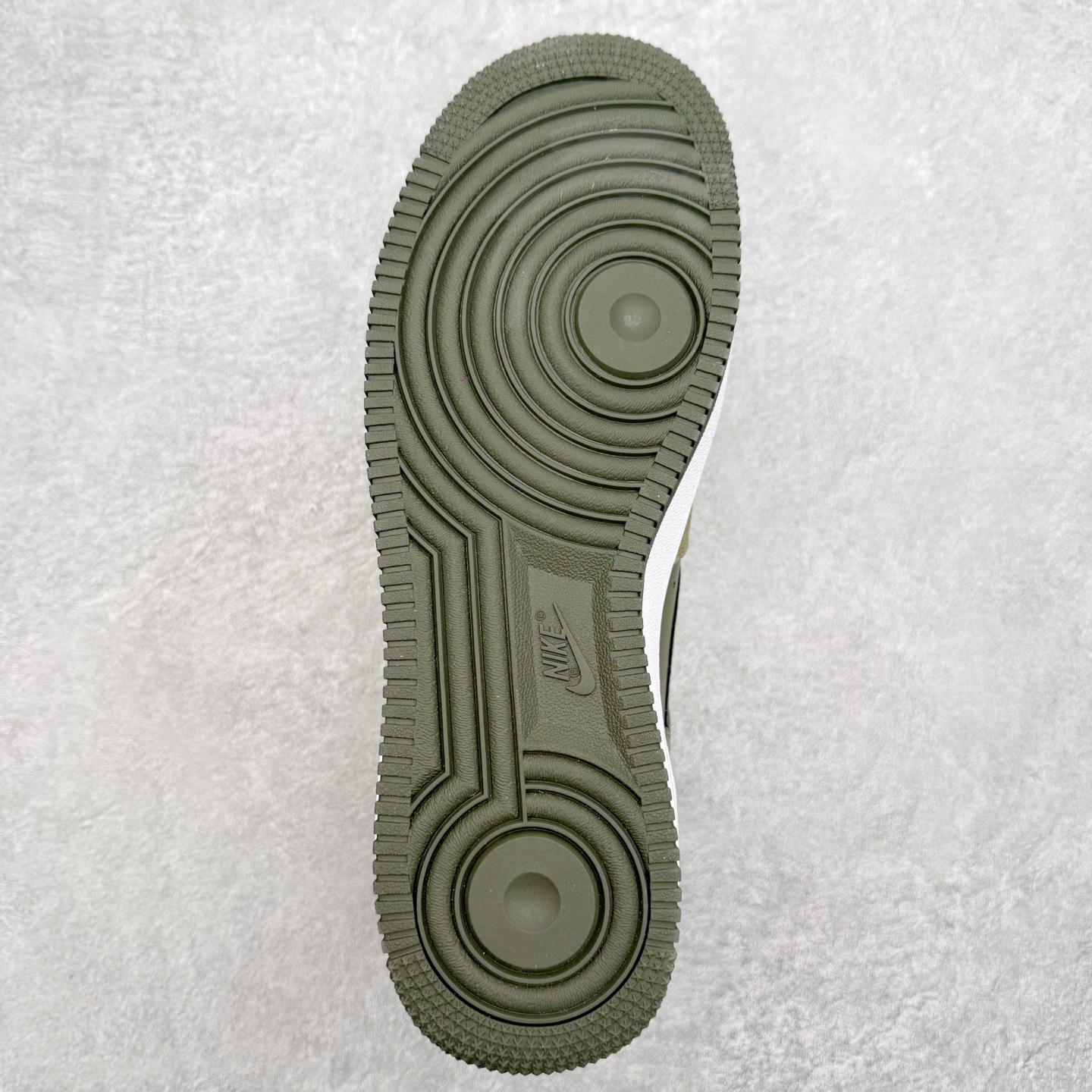 图片[9]-＃XT纯原 NK Air Force 1 Low 空军一号时尚舒适防滑耐磨低帮板鞋 IB6388-200 顶级批次 2022全新楦头鞋型 鱼鳞大底 历时开发三个月 清洁度完美 二维码鞋标 内置芯片及solo气垫 大底高度及其弧度依照正品 钢印 logo刺绣 鞋口弧度 鞋头长度 鞋面冲孔 鞋垫背胶及钢印 完美鞋型对比正品 每一处都是细节满满 柔软、弹性十足的缓震性能和出色的中底设计 横跨复古与现代的外型结合 造就出风靡全球 三十多年的Force 1 直到今天还深受青睐 实拍调校N版已经零色差零失真 百分百还原实物色彩所见即所得 不存在货不对板色差等低级问题 选购参考实物拍摄 不混卖不参货 只用心做好货严格选品 承诺混一赔十 尺码：36 36.5 37.5 38 38.5 39 40 40.5 41 42 42.5 43 44 44.5 45-选品中心