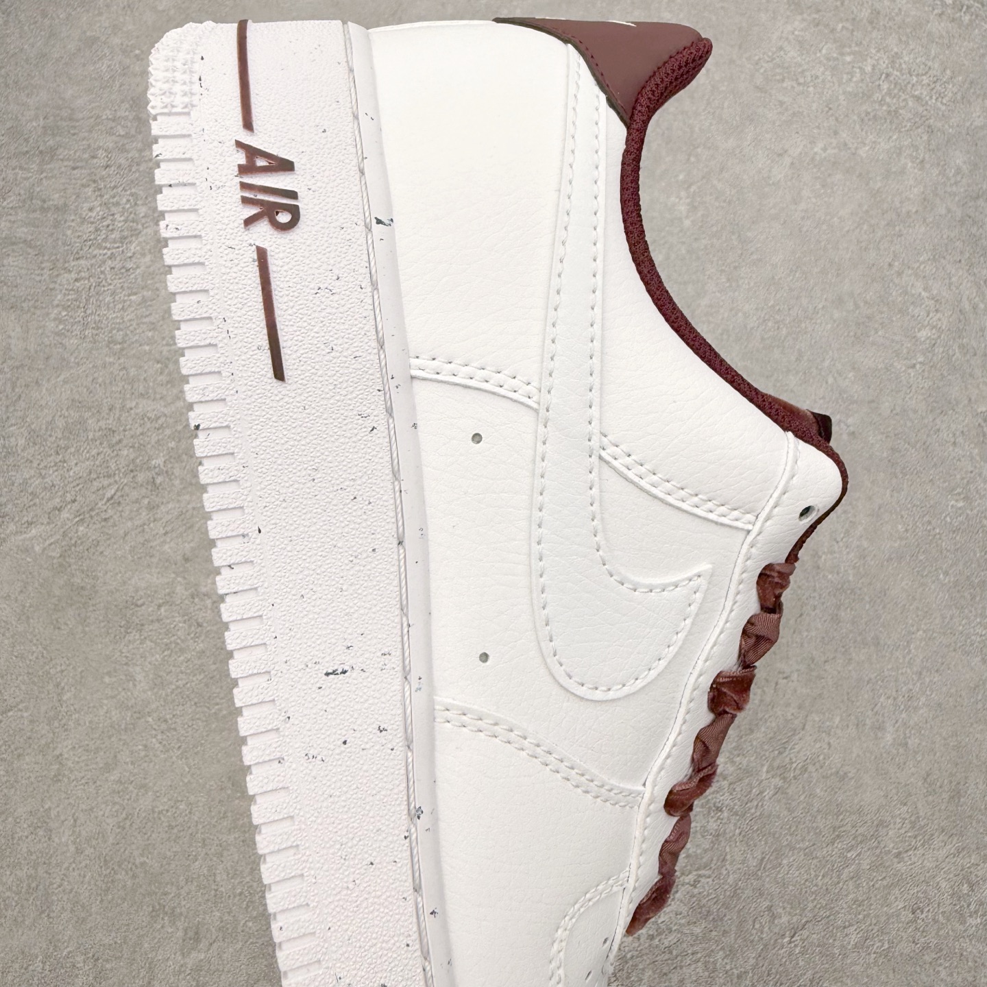 图片[6]-＃XT纯原 NK Air Force 1 Low 空军一号时尚舒适防滑耐磨低帮板鞋 HV4403-600 顶级批次 2022全新楦头鞋型 鱼鳞大底 历时开发三个月 清洁度完美 二维码鞋标 内置芯片及solo气垫 大底高度及其弧度依照正品 钢印 logo刺绣 鞋口弧度 鞋头长度 鞋面冲孔 鞋垫背胶及钢印 完美鞋型对比正品 每一处都是细节满满 柔软、弹性十足的缓震性能和出色的中底设计 横跨复古与现代的外型结合 造就出风靡全球 三十多年的Force 1 直到今天还深受青睐 实拍调校N版已经零色差零失真 百分百还原实物色彩所见即所得 不存在货不对板色差等低级问题 选购参考实物拍摄 不混卖不参货 只用心做好货严格选品 承诺混一赔十 尺码：36 36.5 37.5 38 38.5 39 40 40.5 41 42 42.5 43 44 44.5 45-选品中心