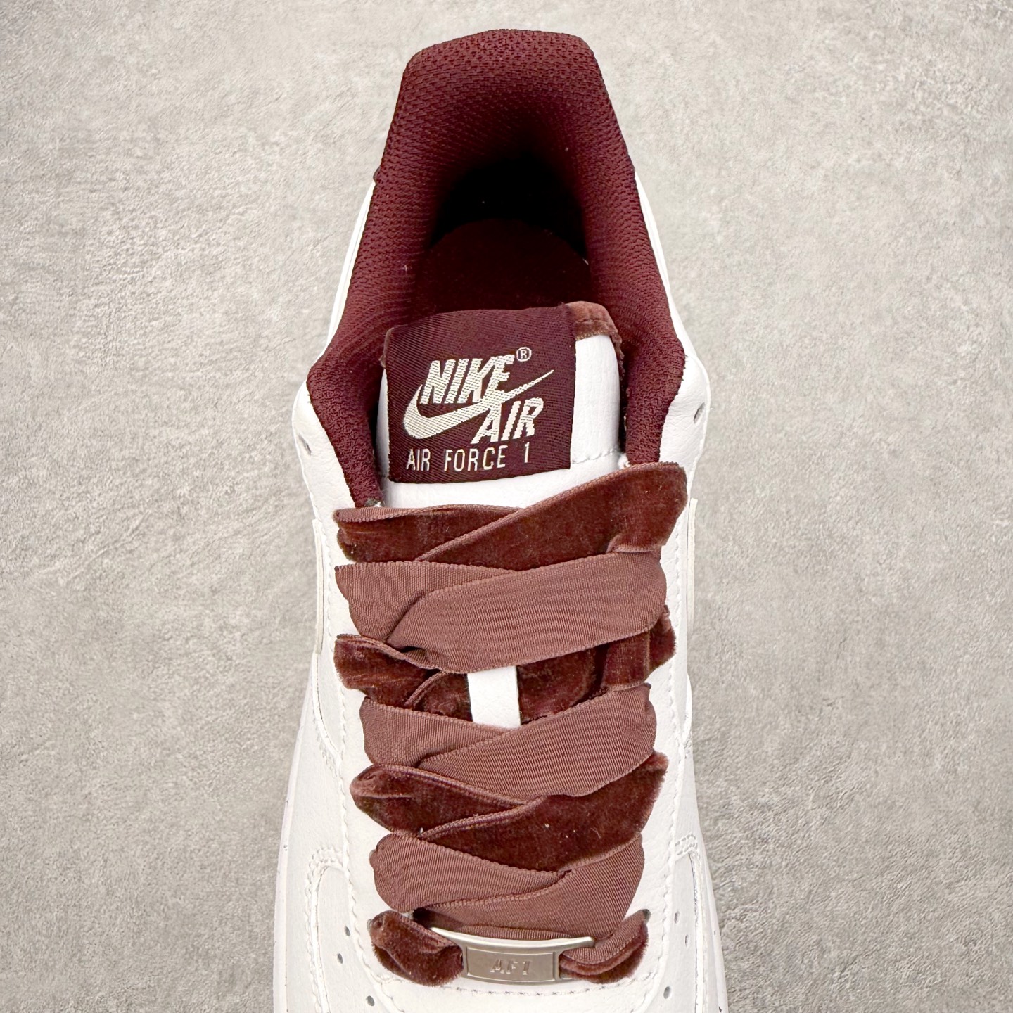 图片[5]-＃XT纯原 NK Air Force 1 Low 空军一号时尚舒适防滑耐磨低帮板鞋 HV4403-600 顶级批次 2022全新楦头鞋型 鱼鳞大底 历时开发三个月 清洁度完美 二维码鞋标 内置芯片及solo气垫 大底高度及其弧度依照正品 钢印 logo刺绣 鞋口弧度 鞋头长度 鞋面冲孔 鞋垫背胶及钢印 完美鞋型对比正品 每一处都是细节满满 柔软、弹性十足的缓震性能和出色的中底设计 横跨复古与现代的外型结合 造就出风靡全球 三十多年的Force 1 直到今天还深受青睐 实拍调校N版已经零色差零失真 百分百还原实物色彩所见即所得 不存在货不对板色差等低级问题 选购参考实物拍摄 不混卖不参货 只用心做好货严格选品 承诺混一赔十 尺码：36 36.5 37.5 38 38.5 39 40 40.5 41 42 42.5 43 44 44.5 45-选品中心