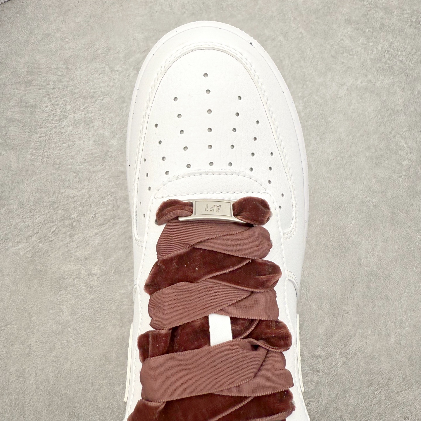 图片[4]-＃XT纯原 NK Air Force 1 Low 空军一号时尚舒适防滑耐磨低帮板鞋 HV4403-600 顶级批次 2022全新楦头鞋型 鱼鳞大底 历时开发三个月 清洁度完美 二维码鞋标 内置芯片及solo气垫 大底高度及其弧度依照正品 钢印 logo刺绣 鞋口弧度 鞋头长度 鞋面冲孔 鞋垫背胶及钢印 完美鞋型对比正品 每一处都是细节满满 柔软、弹性十足的缓震性能和出色的中底设计 横跨复古与现代的外型结合 造就出风靡全球 三十多年的Force 1 直到今天还深受青睐 实拍调校N版已经零色差零失真 百分百还原实物色彩所见即所得 不存在货不对板色差等低级问题 选购参考实物拍摄 不混卖不参货 只用心做好货严格选品 承诺混一赔十 尺码：36 36.5 37.5 38 38.5 39 40 40.5 41 42 42.5 43 44 44.5 45-选品中心