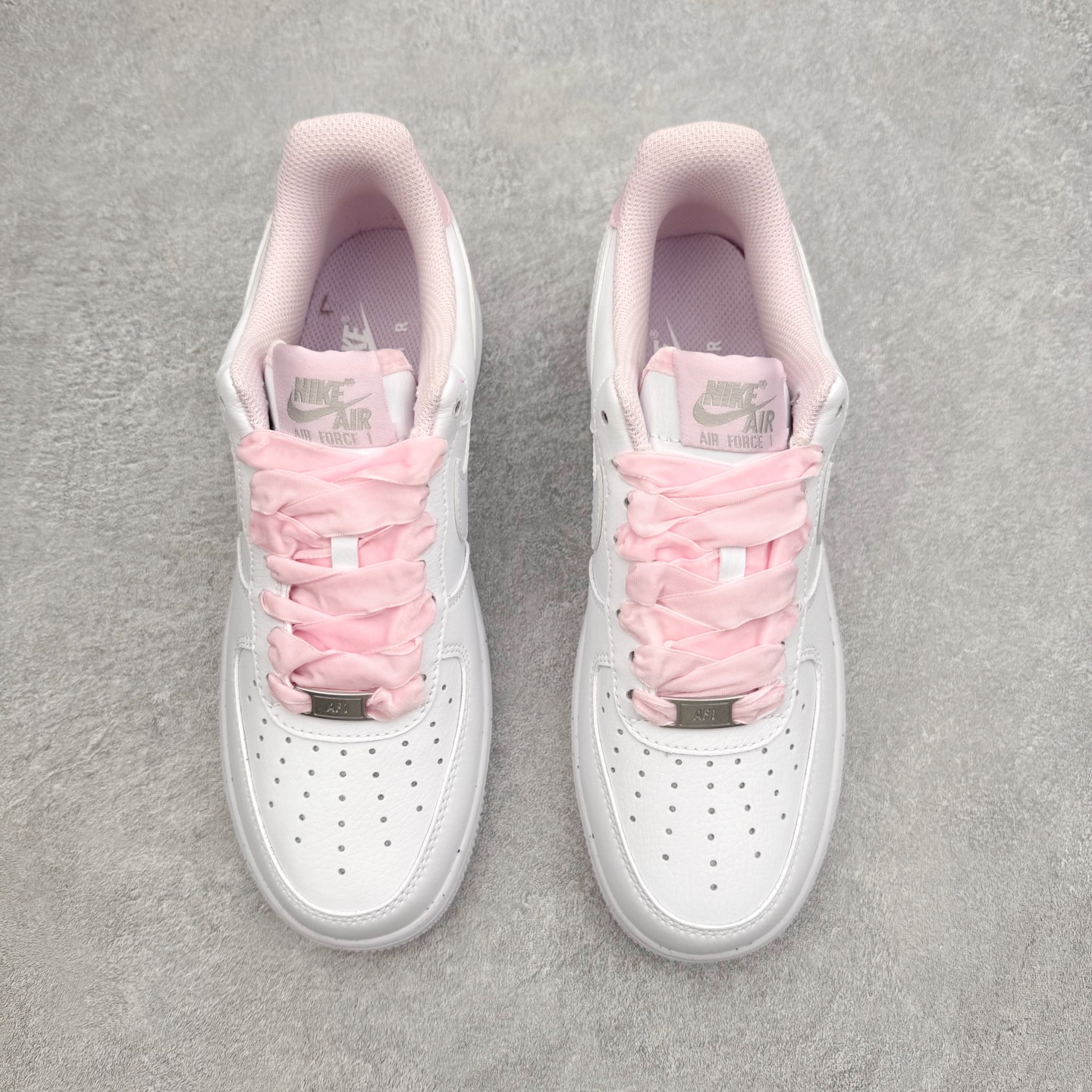 图片[2]-＃XT纯原 NK Air Force 1 Low 空军一号时尚舒适防滑耐磨低帮板鞋 HV4403-601 顶级批次 2022全新楦头鞋型 鱼鳞大底 历时开发三个月 清洁度完美 二维码鞋标 内置芯片及solo气垫 大底高度及其弧度依照正品 钢印 logo刺绣 鞋口弧度 鞋头长度 鞋面冲孔 鞋垫背胶及钢印 完美鞋型对比正品 每一处都是细节满满 柔软、弹性十足的缓震性能和出色的中底设计 横跨复古与现代的外型结合 造就出风靡全球 三十多年的Force 1 直到今天还深受青睐 实拍调校N版已经零色差零失真 百分百还原实物色彩所见即所得 不存在货不对板色差等低级问题 选购参考实物拍摄 不混卖不参货 只用心做好货严格选品 承诺混一赔十 尺码：36 36.5 37.5 38 38.5 39 40 40.5 41 42 42.5 43 44 44.5 45-选品中心