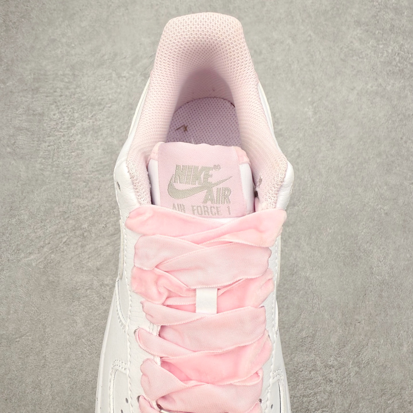 图片[5]-＃XT纯原 NK Air Force 1 Low 空军一号时尚舒适防滑耐磨低帮板鞋 HV4403-601 顶级批次 2022全新楦头鞋型 鱼鳞大底 历时开发三个月 清洁度完美 二维码鞋标 内置芯片及solo气垫 大底高度及其弧度依照正品 钢印 logo刺绣 鞋口弧度 鞋头长度 鞋面冲孔 鞋垫背胶及钢印 完美鞋型对比正品 每一处都是细节满满 柔软、弹性十足的缓震性能和出色的中底设计 横跨复古与现代的外型结合 造就出风靡全球 三十多年的Force 1 直到今天还深受青睐 实拍调校N版已经零色差零失真 百分百还原实物色彩所见即所得 不存在货不对板色差等低级问题 选购参考实物拍摄 不混卖不参货 只用心做好货严格选品 承诺混一赔十 尺码：36 36.5 37.5 38 38.5 39 40 40.5 41 42 42.5 43 44 44.5 45-选品中心