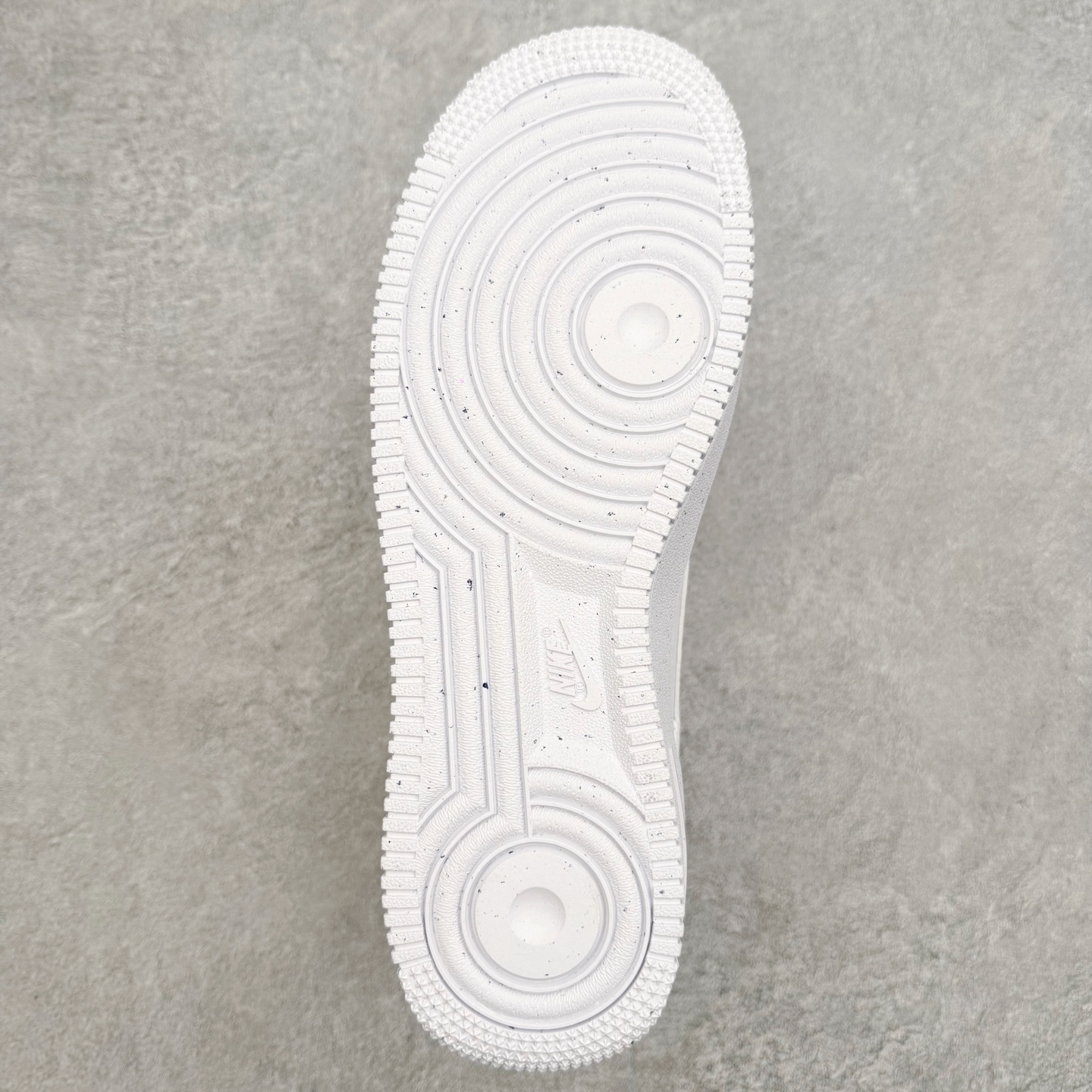 图片[9]-＃XT纯原 NK Air Force 1 Low 空军一号时尚舒适防滑耐磨低帮板鞋 HV4403-601 顶级批次 2022全新楦头鞋型 鱼鳞大底 历时开发三个月 清洁度完美 二维码鞋标 内置芯片及solo气垫 大底高度及其弧度依照正品 钢印 logo刺绣 鞋口弧度 鞋头长度 鞋面冲孔 鞋垫背胶及钢印 完美鞋型对比正品 每一处都是细节满满 柔软、弹性十足的缓震性能和出色的中底设计 横跨复古与现代的外型结合 造就出风靡全球 三十多年的Force 1 直到今天还深受青睐 实拍调校N版已经零色差零失真 百分百还原实物色彩所见即所得 不存在货不对板色差等低级问题 选购参考实物拍摄 不混卖不参货 只用心做好货严格选品 承诺混一赔十 尺码：36 36.5 37.5 38 38.5 39 40 40.5 41 42 42.5 43 44 44.5 45-选品中心