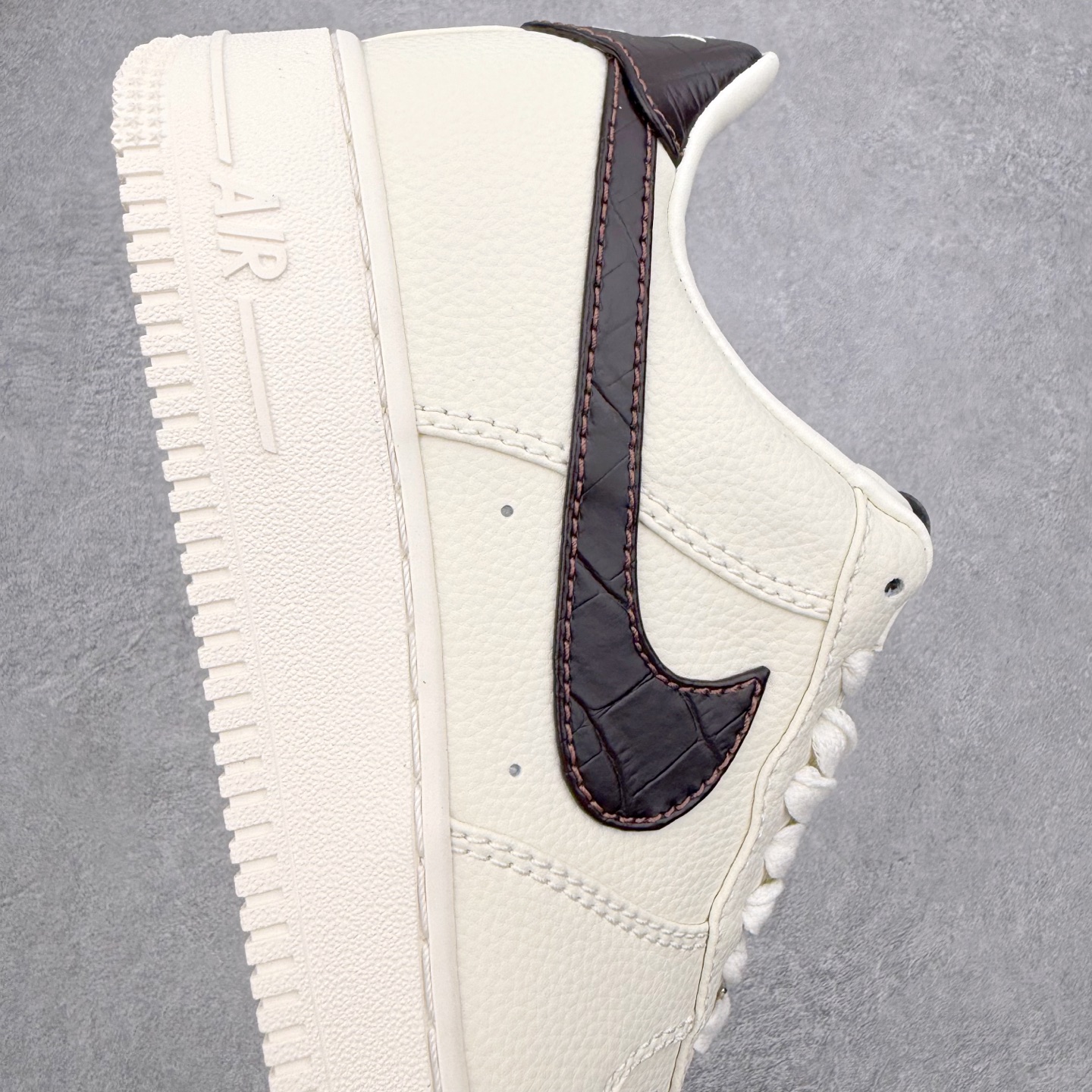 图片[6]-＃XT纯原 NK Air Force 1 Low 空军一号时尚舒适防滑耐磨低帮板鞋 IH7332-001 顶级批次 2022全新楦头鞋型 鱼鳞大底 历时开发三个月 清洁度完美 二维码鞋标 内置芯片及solo气垫 大底高度及其弧度依照正品 钢印 logo刺绣 鞋口弧度 鞋头长度 鞋面冲孔 鞋垫背胶及钢印 完美鞋型对比正品 每一处都是细节满满 柔软、弹性十足的缓震性能和出色的中底设计 横跨复古与现代的外型结合 造就出风靡全球 三十多年的Force 1 直到今天还深受青睐 实拍调校N版已经零色差零失真 百分百还原实物色彩所见即所得 不存在货不对板色差等低级问题 选购参考实物拍摄 不混卖不参货 只用心做好货严格选品 承诺混一赔十 尺码：36 36.5 37.5 38 38.5 39 40 40.5 41 42 42.5 43 44 44.5 45-选品中心