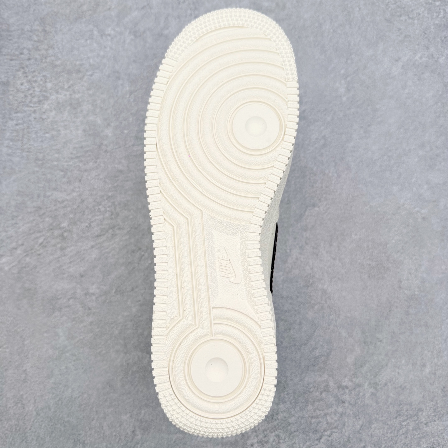 图片[9]-＃XT纯原 NK Air Force 1 Low 空军一号时尚舒适防滑耐磨低帮板鞋 IH7332-001 顶级批次 2022全新楦头鞋型 鱼鳞大底 历时开发三个月 清洁度完美 二维码鞋标 内置芯片及solo气垫 大底高度及其弧度依照正品 钢印 logo刺绣 鞋口弧度 鞋头长度 鞋面冲孔 鞋垫背胶及钢印 完美鞋型对比正品 每一处都是细节满满 柔软、弹性十足的缓震性能和出色的中底设计 横跨复古与现代的外型结合 造就出风靡全球 三十多年的Force 1 直到今天还深受青睐 实拍调校N版已经零色差零失真 百分百还原实物色彩所见即所得 不存在货不对板色差等低级问题 选购参考实物拍摄 不混卖不参货 只用心做好货严格选品 承诺混一赔十 尺码：36 36.5 37.5 38 38.5 39 40 40.5 41 42 42.5 43 44 44.5 45-选品中心