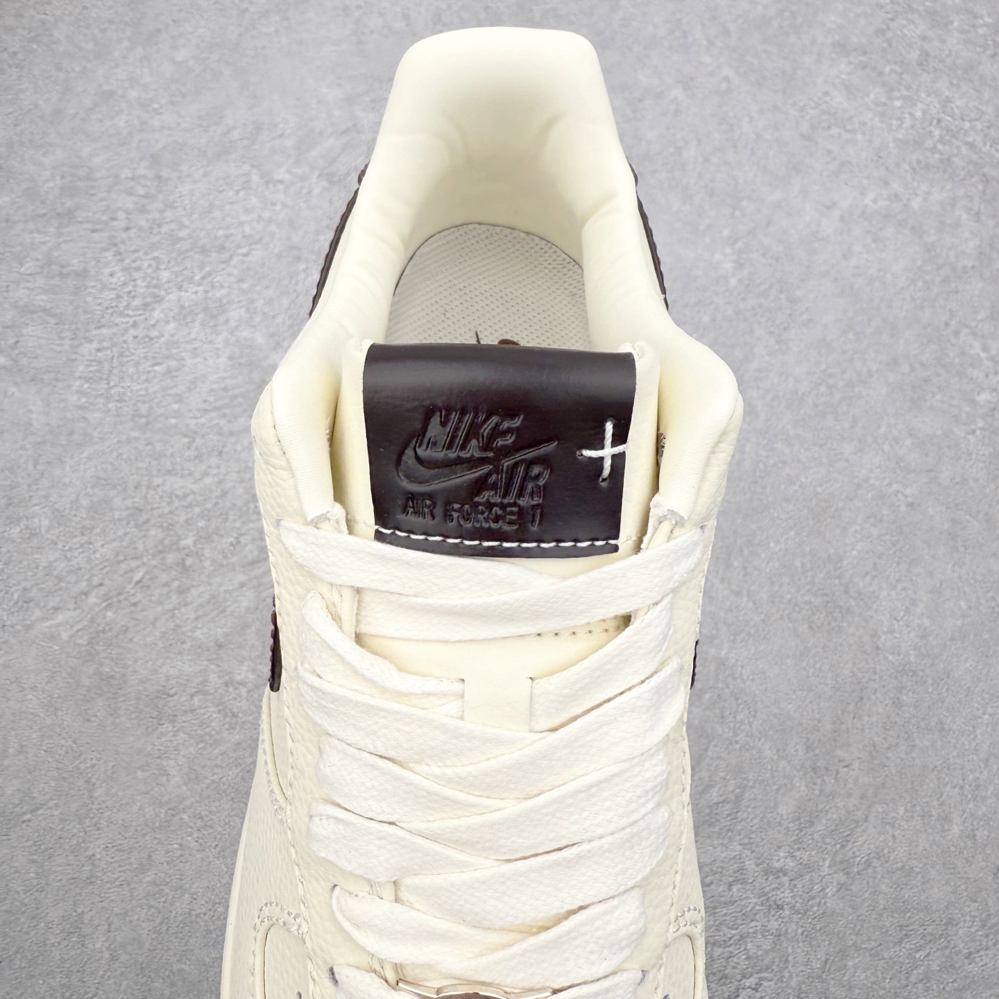 图片[5]-＃XT纯原 NK Air Force 1 Low 空军一号时尚舒适防滑耐磨低帮板鞋 IH7332-001 顶级批次 2022全新楦头鞋型 鱼鳞大底 历时开发三个月 清洁度完美 二维码鞋标 内置芯片及solo气垫 大底高度及其弧度依照正品 钢印 logo刺绣 鞋口弧度 鞋头长度 鞋面冲孔 鞋垫背胶及钢印 完美鞋型对比正品 每一处都是细节满满 柔软、弹性十足的缓震性能和出色的中底设计 横跨复古与现代的外型结合 造就出风靡全球 三十多年的Force 1 直到今天还深受青睐 实拍调校N版已经零色差零失真 百分百还原实物色彩所见即所得 不存在货不对板色差等低级问题 选购参考实物拍摄 不混卖不参货 只用心做好货严格选品 承诺混一赔十 尺码：36 36.5 37.5 38 38.5 39 40 40.5 41 42 42.5 43 44 44.5 45-选品中心