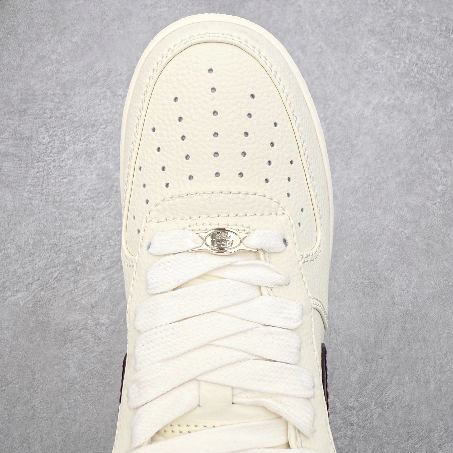 图片[4]-＃XT纯原 NK Air Force 1 Low 空军一号时尚舒适防滑耐磨低帮板鞋 IH7332-001 顶级批次 2022全新楦头鞋型 鱼鳞大底 历时开发三个月 清洁度完美 二维码鞋标 内置芯片及solo气垫 大底高度及其弧度依照正品 钢印 logo刺绣 鞋口弧度 鞋头长度 鞋面冲孔 鞋垫背胶及钢印 完美鞋型对比正品 每一处都是细节满满 柔软、弹性十足的缓震性能和出色的中底设计 横跨复古与现代的外型结合 造就出风靡全球 三十多年的Force 1 直到今天还深受青睐 实拍调校N版已经零色差零失真 百分百还原实物色彩所见即所得 不存在货不对板色差等低级问题 选购参考实物拍摄 不混卖不参货 只用心做好货严格选品 承诺混一赔十 尺码：36 36.5 37.5 38 38.5 39 40 40.5 41 42 42.5 43 44 44.5 45-选品中心