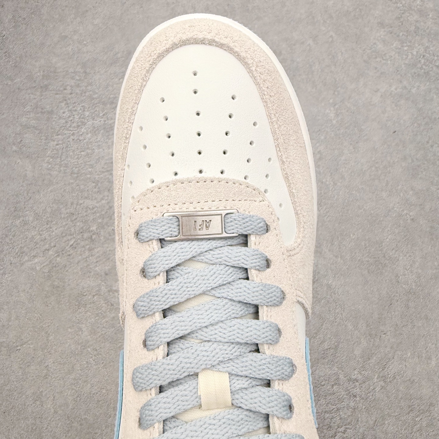 图片[4]-＃XT纯原 NK Air Force 1 Low 空军一号时尚舒适防滑耐磨低帮板鞋 FQ8714-005 顶级批次 2022全新楦头鞋型 鱼鳞大底 历时开发三个月 清洁度完美 二维码鞋标 内置芯片及solo气垫 大底高度及其弧度依照正品 钢印 logo刺绣 鞋口弧度 鞋头长度 鞋面冲孔 鞋垫背胶及钢印 完美鞋型对比正品 每一处都是细节满满 柔软、弹性十足的缓震性能和出色的中底设计 横跨复古与现代的外型结合 造就出风靡全球 三十多年的Force 1 直到今天还深受青睐 实拍调校N版已经零色差零失真 百分百还原实物色彩所见即所得 不存在货不对板色差等低级问题 选购参考实物拍摄 不混卖不参货 只用心做好货严格选品 承诺混一赔十 尺码：36 36.5 37.5 38 38.5 39 40 40.5 41 42 42.5 43 44 44.5 45-选品中心